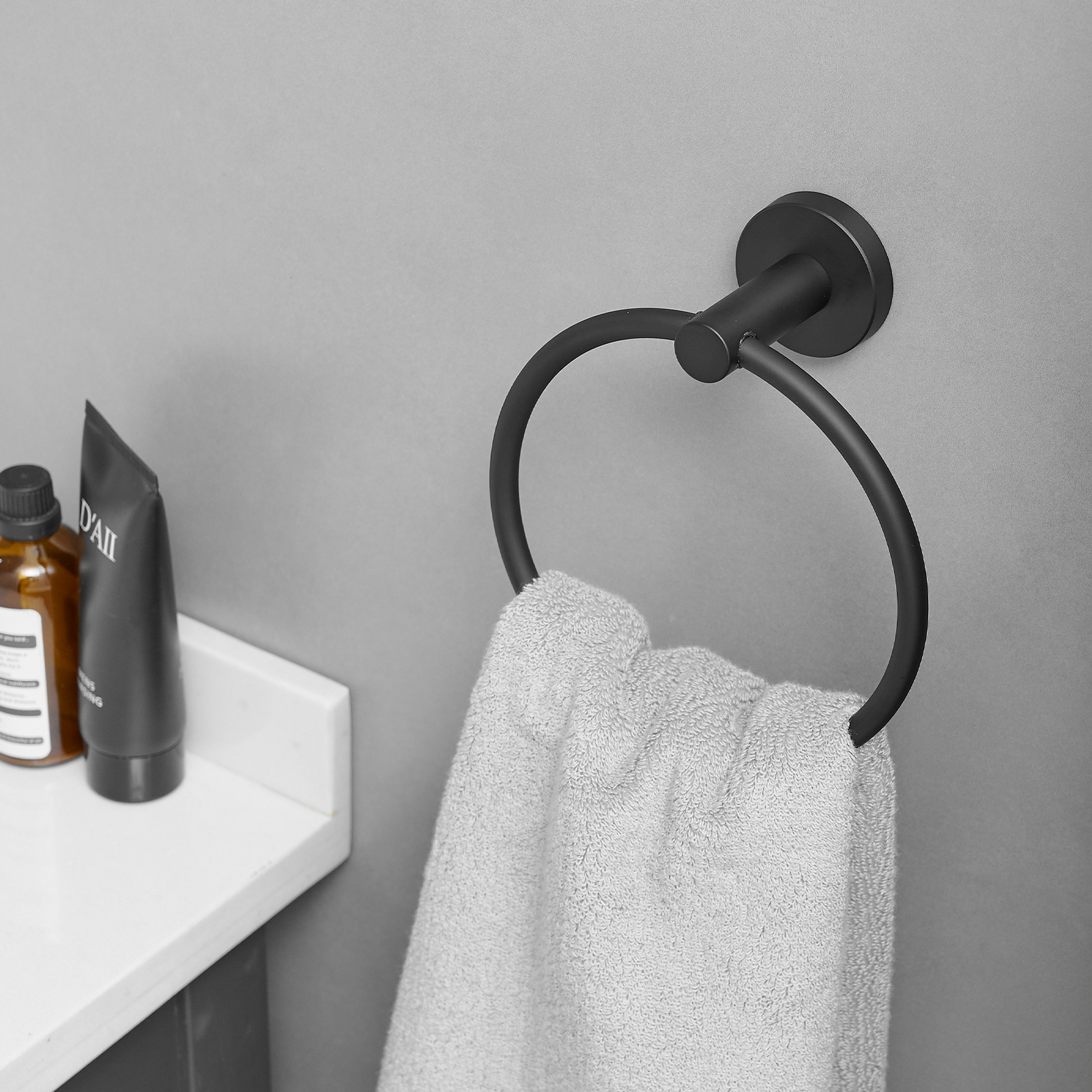 Set de accesorios para baño en negro mate de 3 piezas, incluye anillo para toallas y gancho para batas.
