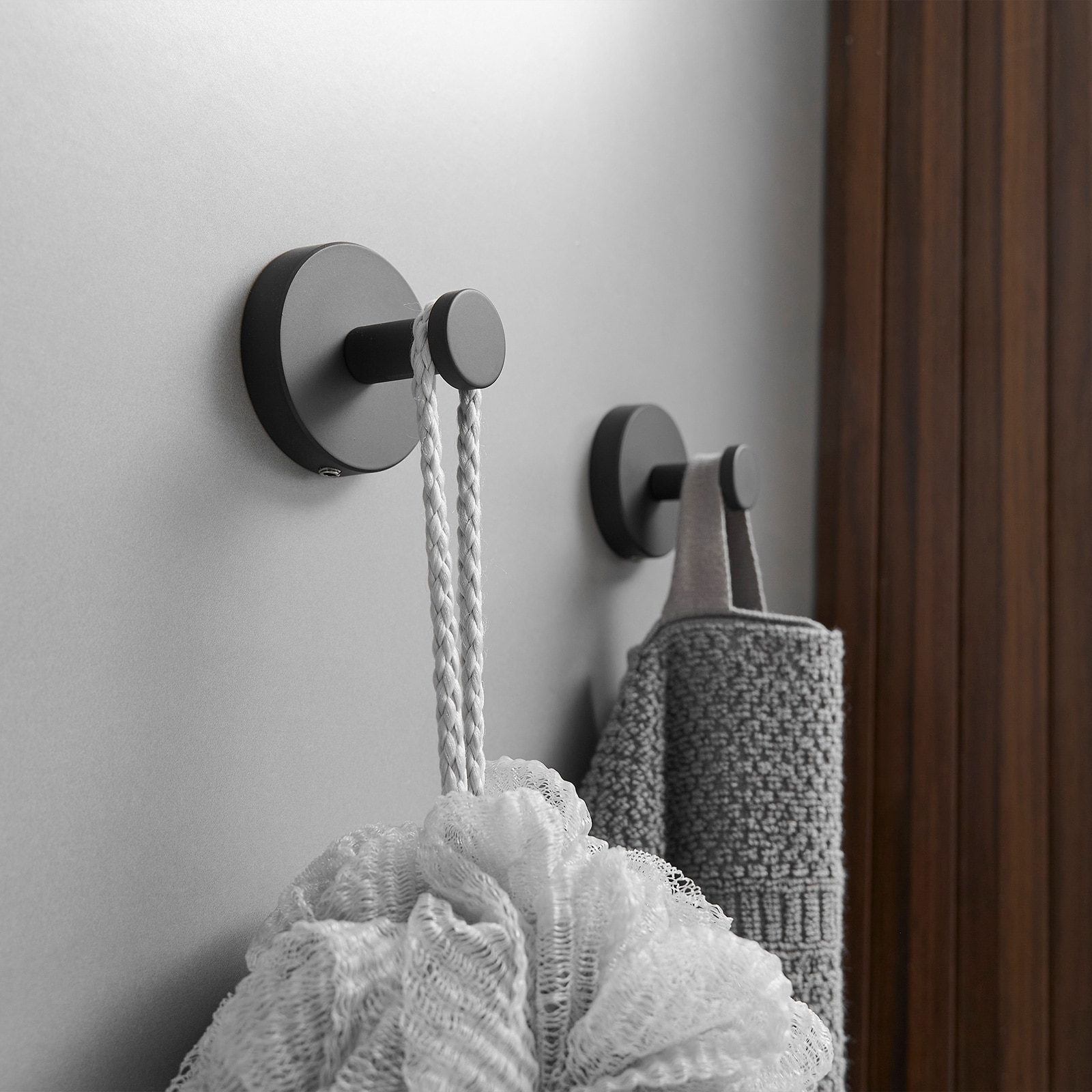 Set de accesorios para baño en negro mate de 3 piezas, incluye anillo para toallas y gancho para batas.