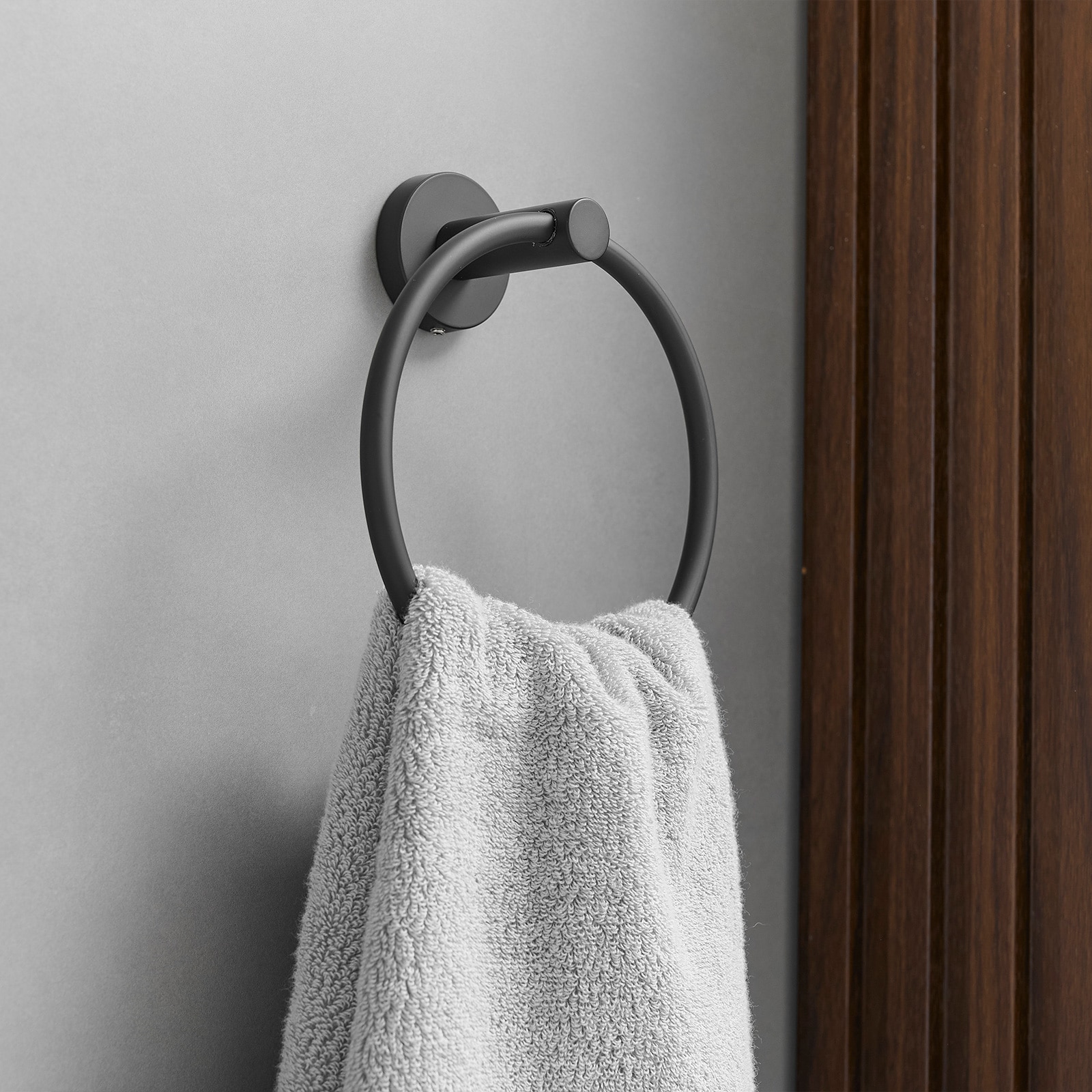 Set de accesorios para baño en negro mate de 3 piezas, incluye anillo para toallas y gancho para batas.