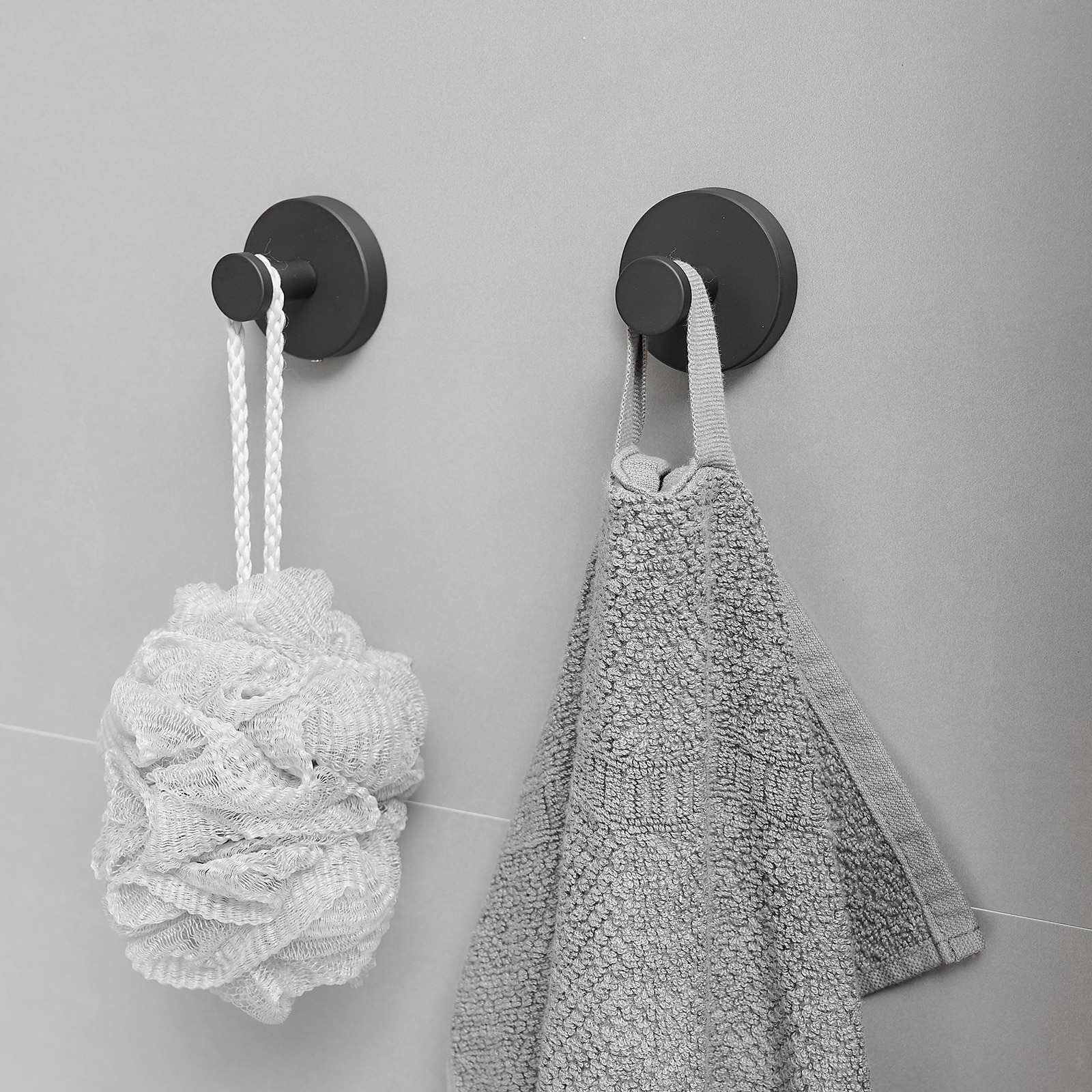 Set de accesorios para baño en negro mate de 3 piezas, incluye anillo para toallas y gancho para batas.