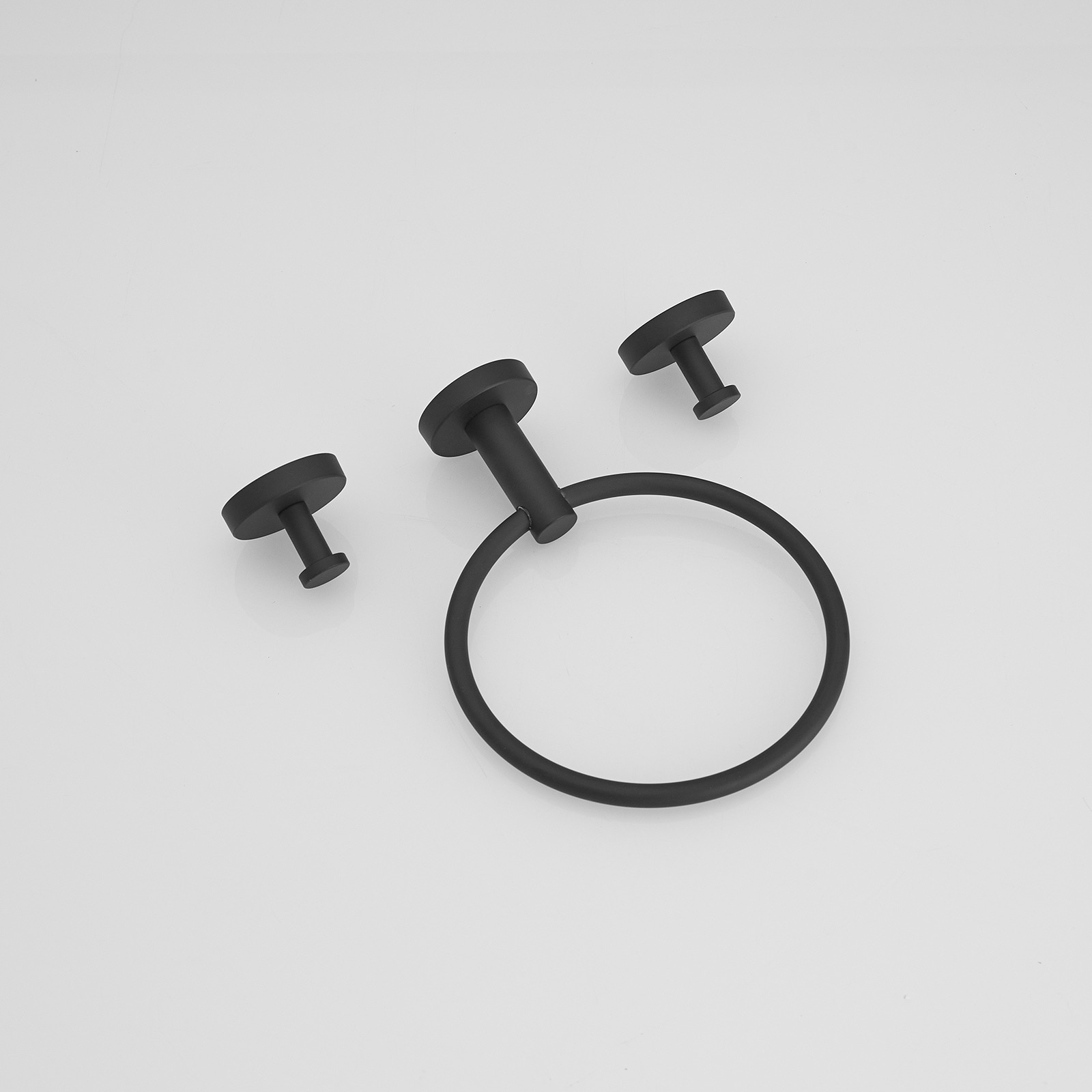 Set de accesorios para baño en negro mate de 3 piezas, incluye anillo para toallas y gancho para batas.