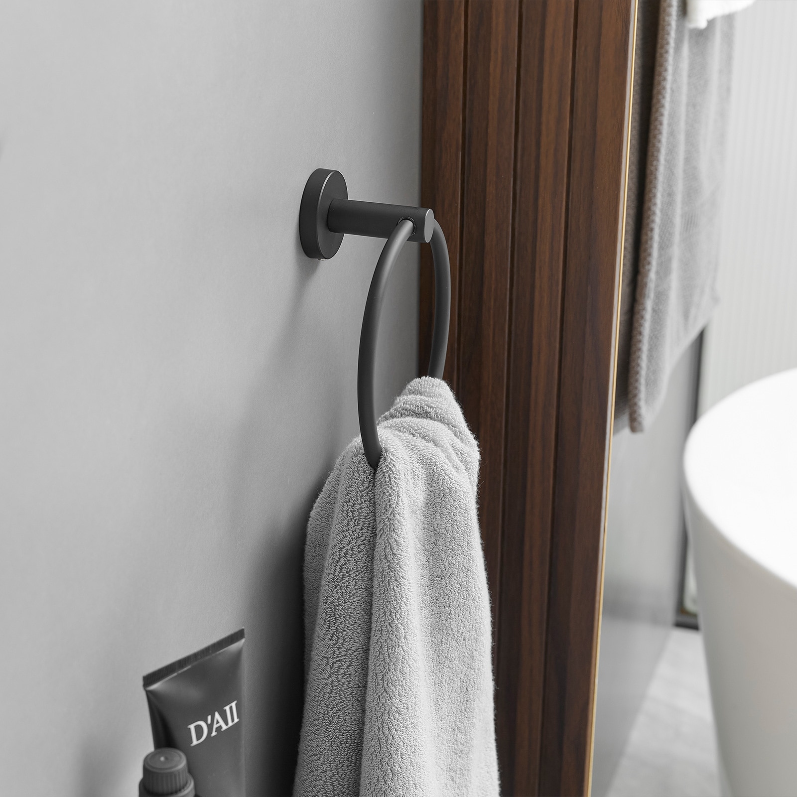 Set de accesorios para baño en negro mate de 3 piezas, incluye anillo para toallas y gancho para batas.