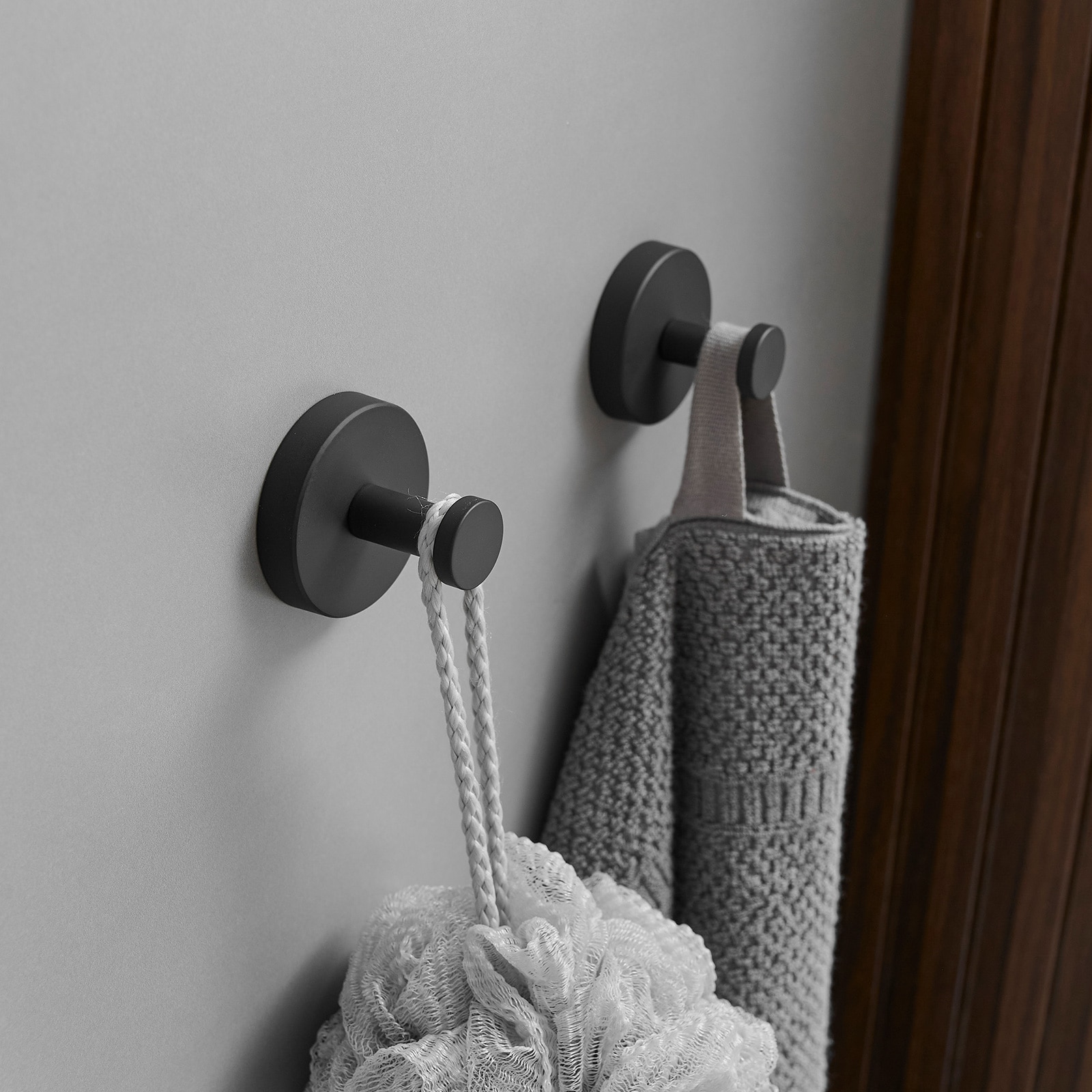 Set de accesorios para baño en negro mate de 3 piezas, incluye anillo para toallas y gancho para batas.
