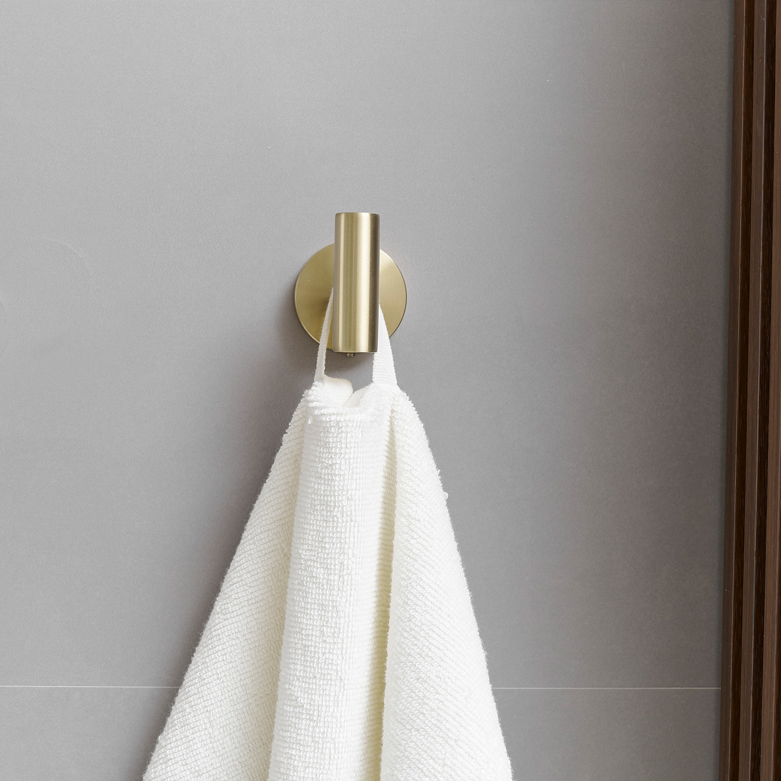 Juego de accesorios de baño decorativos en acabado dorado cepillado de 3 piezas: Barra de toalla, portarrollos de papel higiénico y gancho para bata incluidos A-91062-BG-3