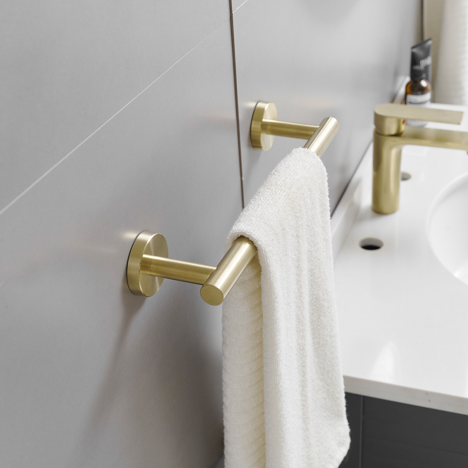 Juego de accesorios de baño decorativos en acabado dorado cepillado de 3 piezas: Barra de toalla, portarrollos de papel higiénico y gancho para bata incluidos A-91062-BG-3