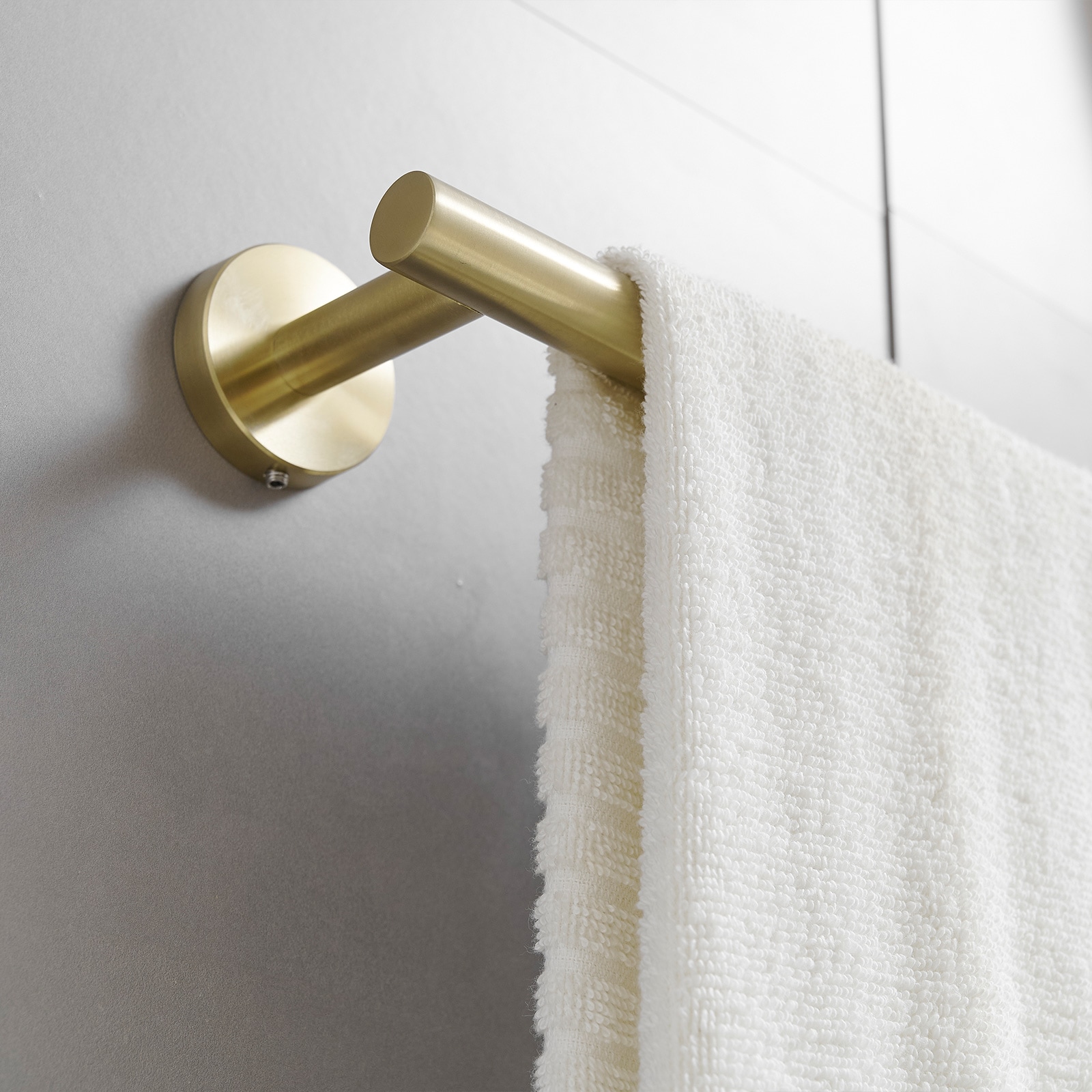 Juego de accesorios de baño decorativos en acabado dorado cepillado de 3 piezas: Barra de toalla, portarrollos de papel higiénico y gancho para bata incluidos A-91062-BG-3