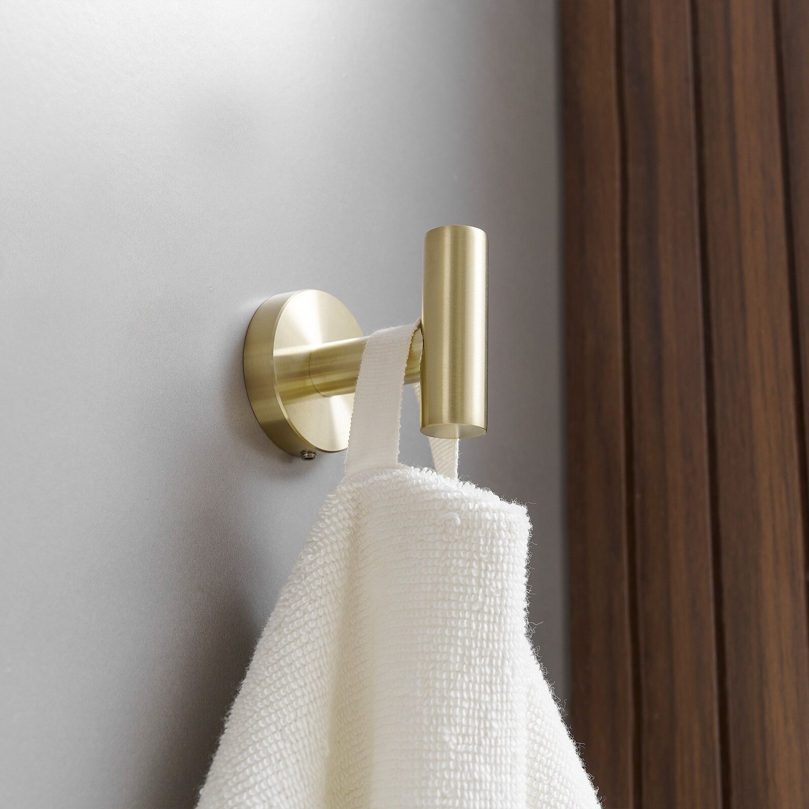 Juego de accesorios de baño decorativos en acabado dorado cepillado de 3 piezas: Barra de toalla, portarrollos de papel higiénico y gancho para bata incluidos A-91062-BG-3