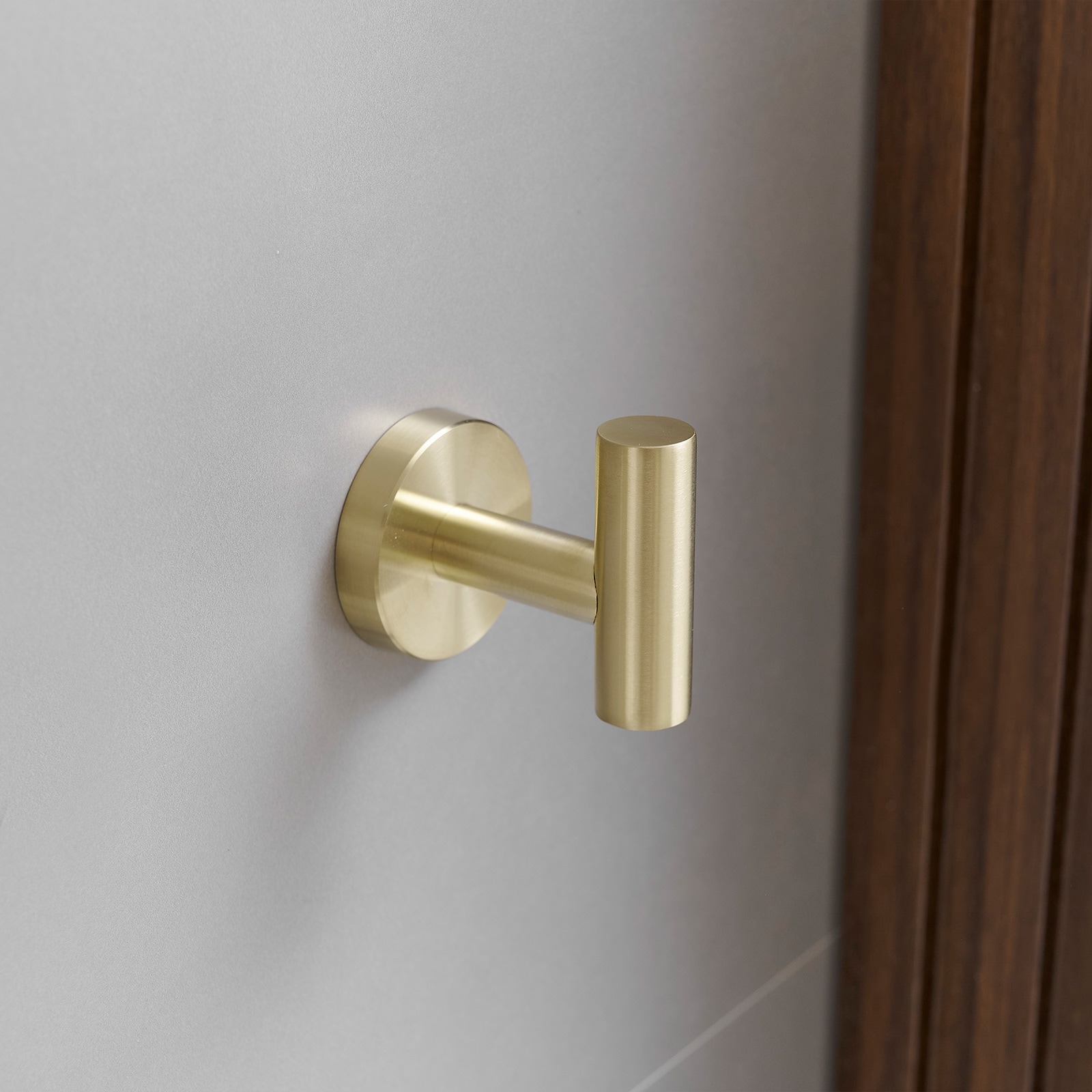 Juego de accesorios de baño decorativos en acabado dorado cepillado de 3 piezas: Barra de toalla, portarrollos de papel higiénico y gancho para bata incluidos A-91062-BG-3