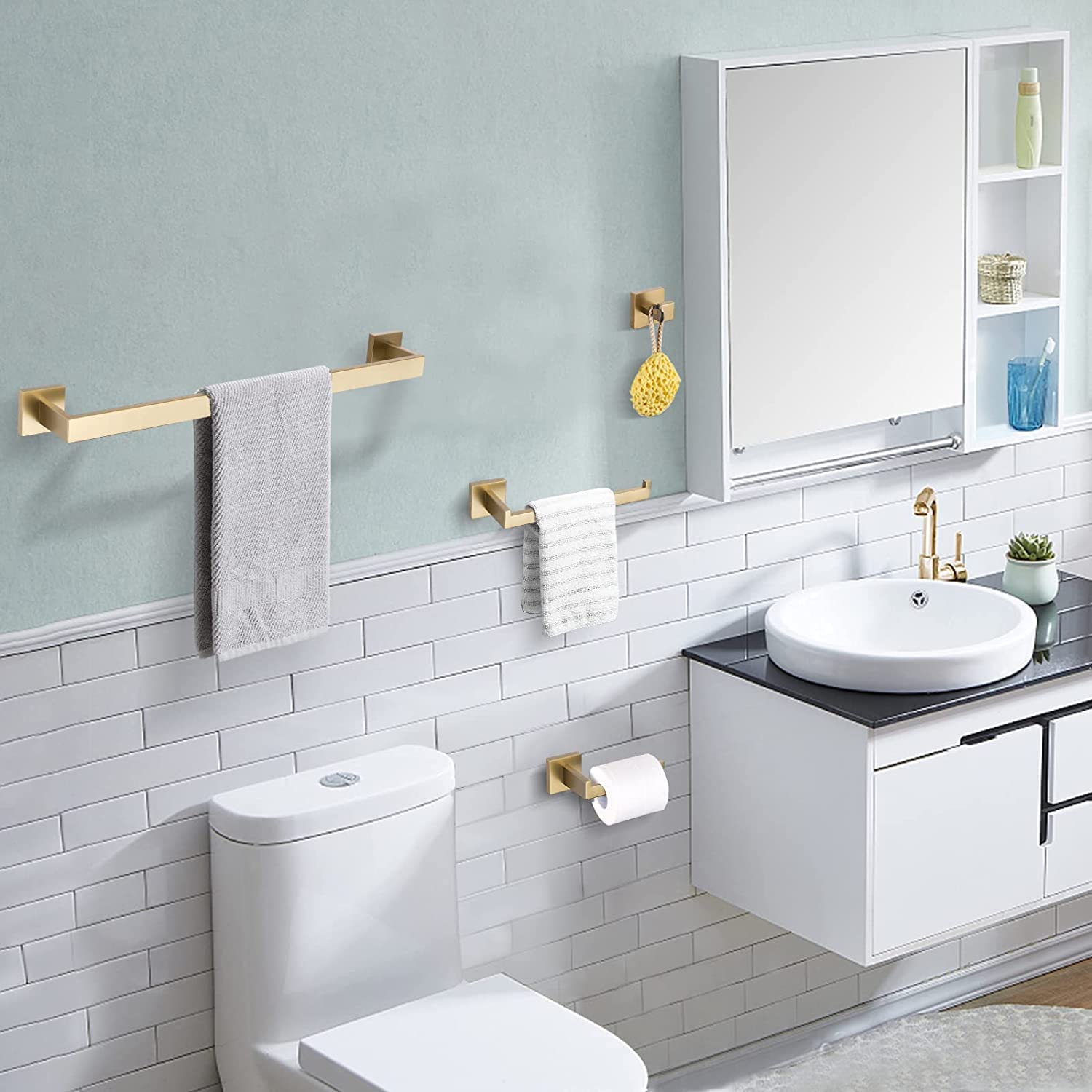 Juego de accesorios de baño decorativos en dorado cepillado de 4 piezas: Barra de toalla, portarrollos de baño y gancho para batas incluidos A-91012-4-BG