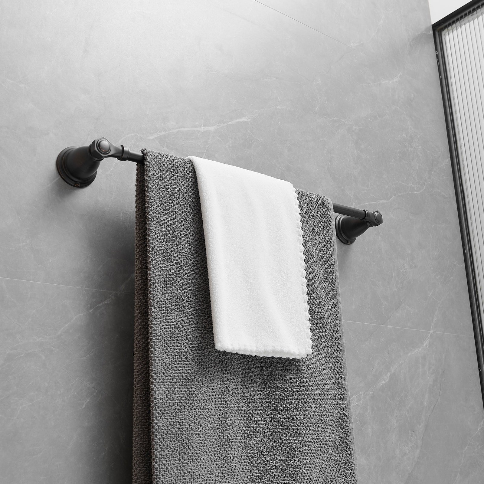 Juego de 4 piezas de Accesorios Decorativos para Baño en Bronce Frotado con Aceite - Barra de Toalla, Porta Papel Higiénico, Gancho para Batas incluidos A-91066-ORB