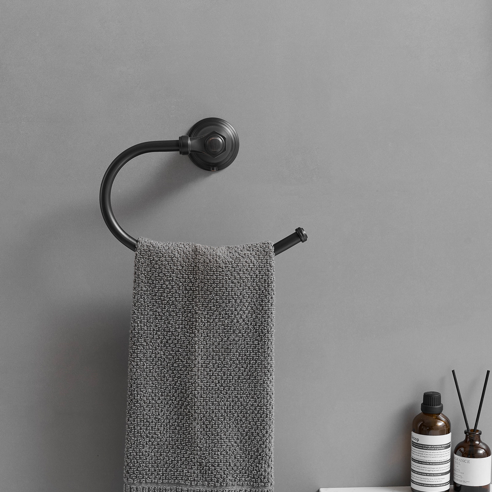 Juego de 4 piezas de Accesorios Decorativos para Baño en Bronce Frotado con Aceite - Barra de Toalla, Porta Papel Higiénico, Gancho para Batas incluidos A-91066-ORB