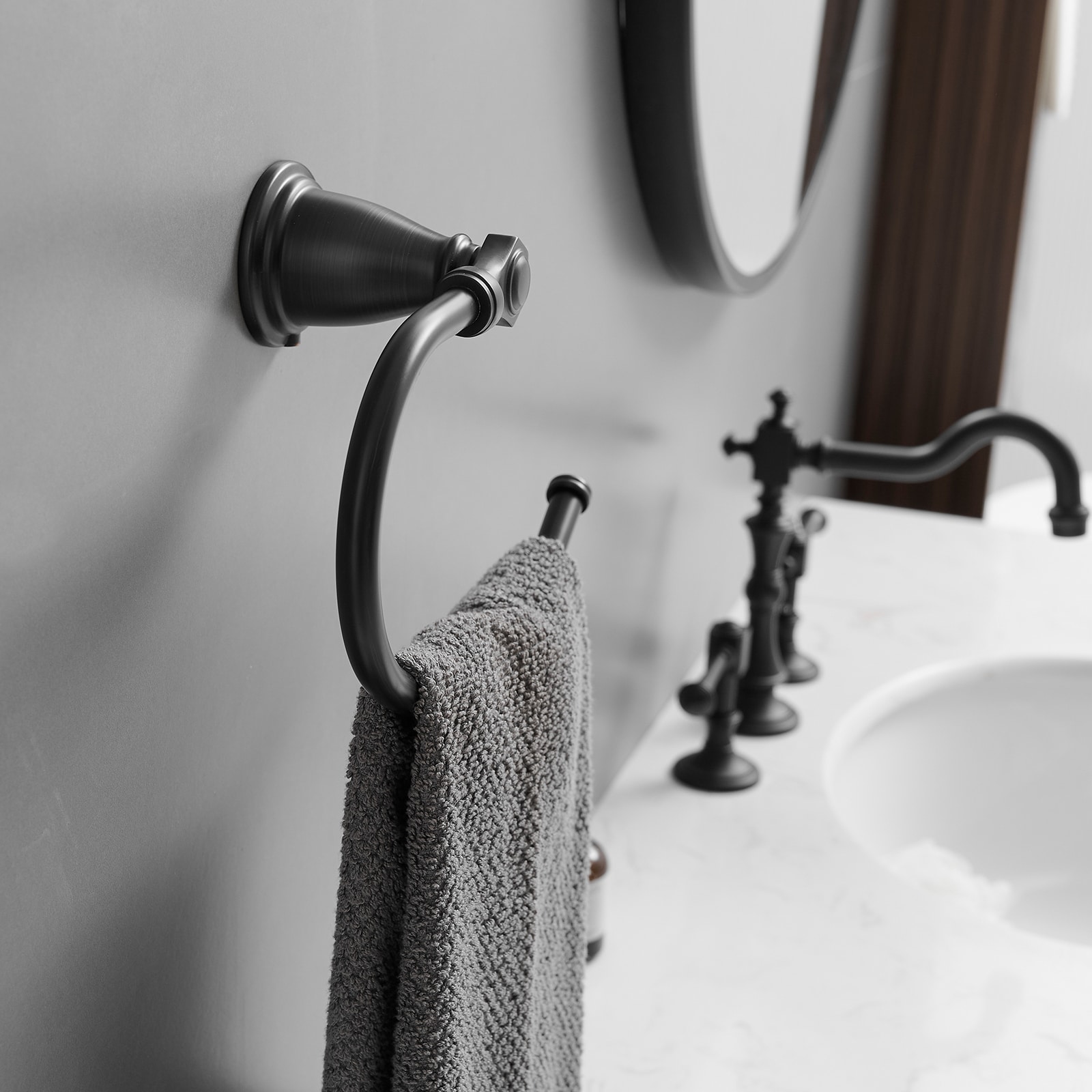 Juego de 4 piezas de Accesorios Decorativos para Baño en Bronce Frotado con Aceite - Barra de Toalla, Porta Papel Higiénico, Gancho para Batas incluidos A-91066-ORB