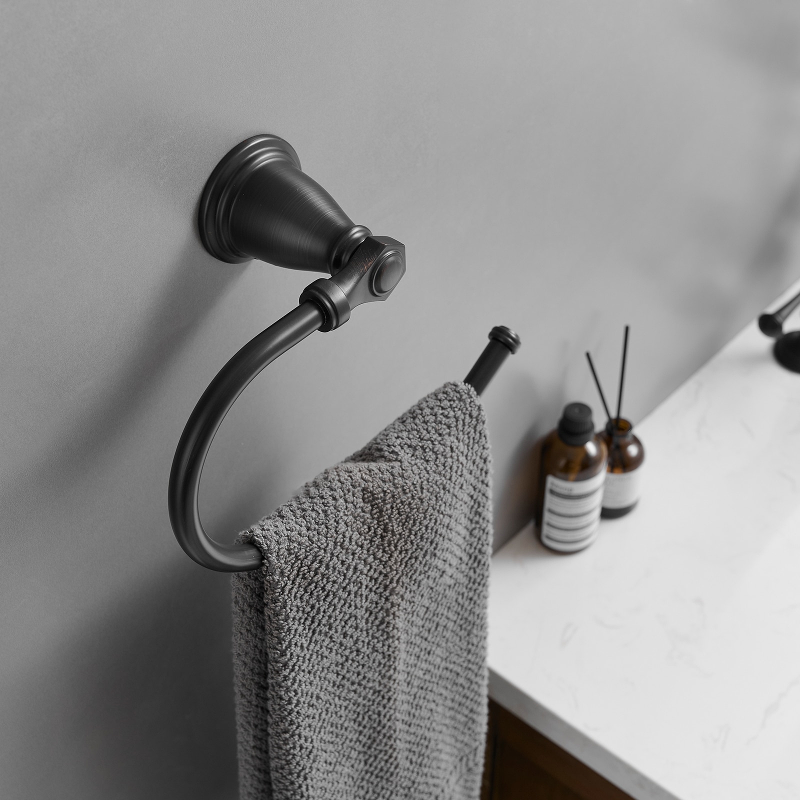 Juego de 4 piezas de Accesorios Decorativos para Baño en Bronce Frotado con Aceite - Barra de Toalla, Porta Papel Higiénico, Gancho para Batas incluidos A-91066-ORB