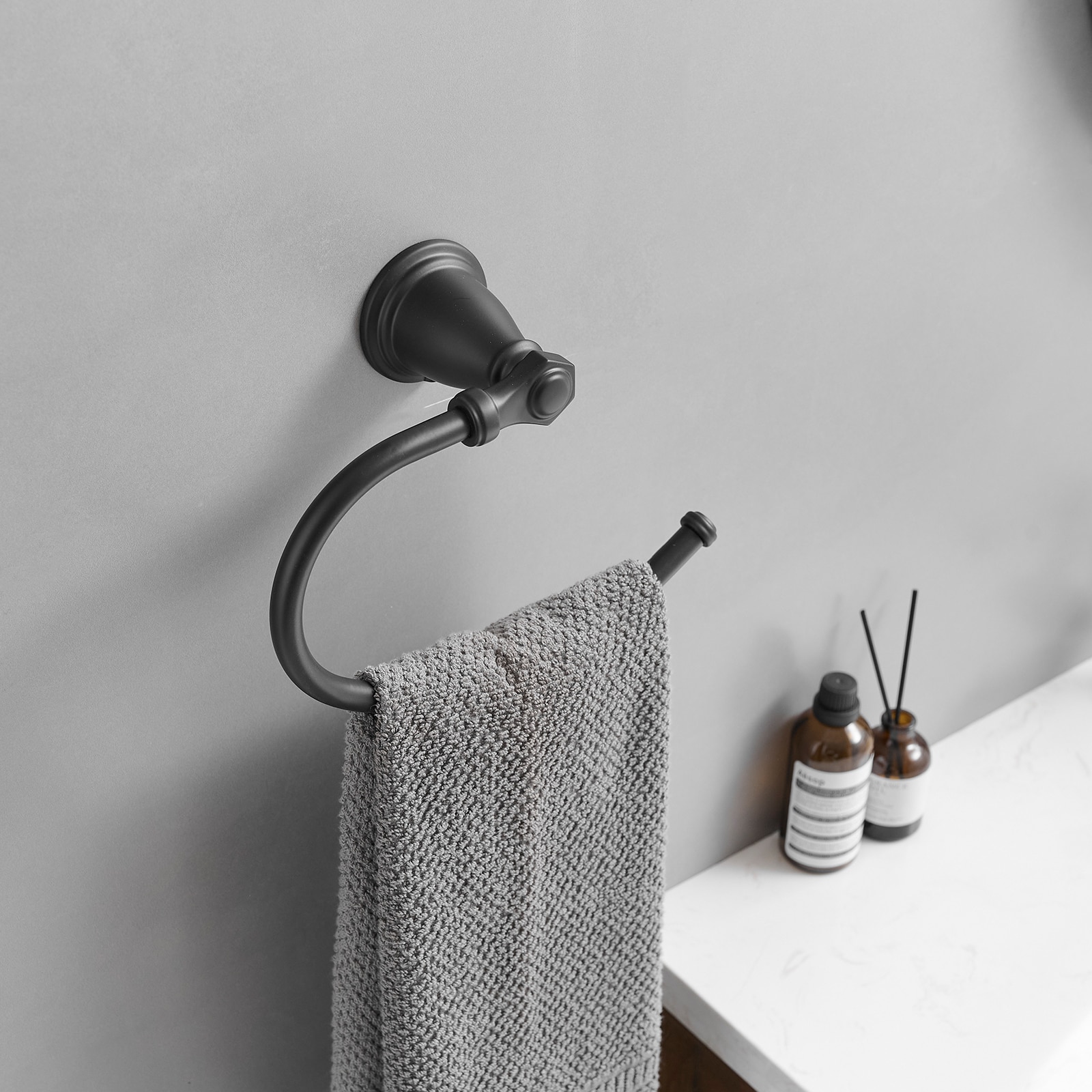 Juego de accesorios de baño decorativos en negro mate de 4 piezas: Barra de toallas, portarrollos, gancho de batas incluidos A-91066-B