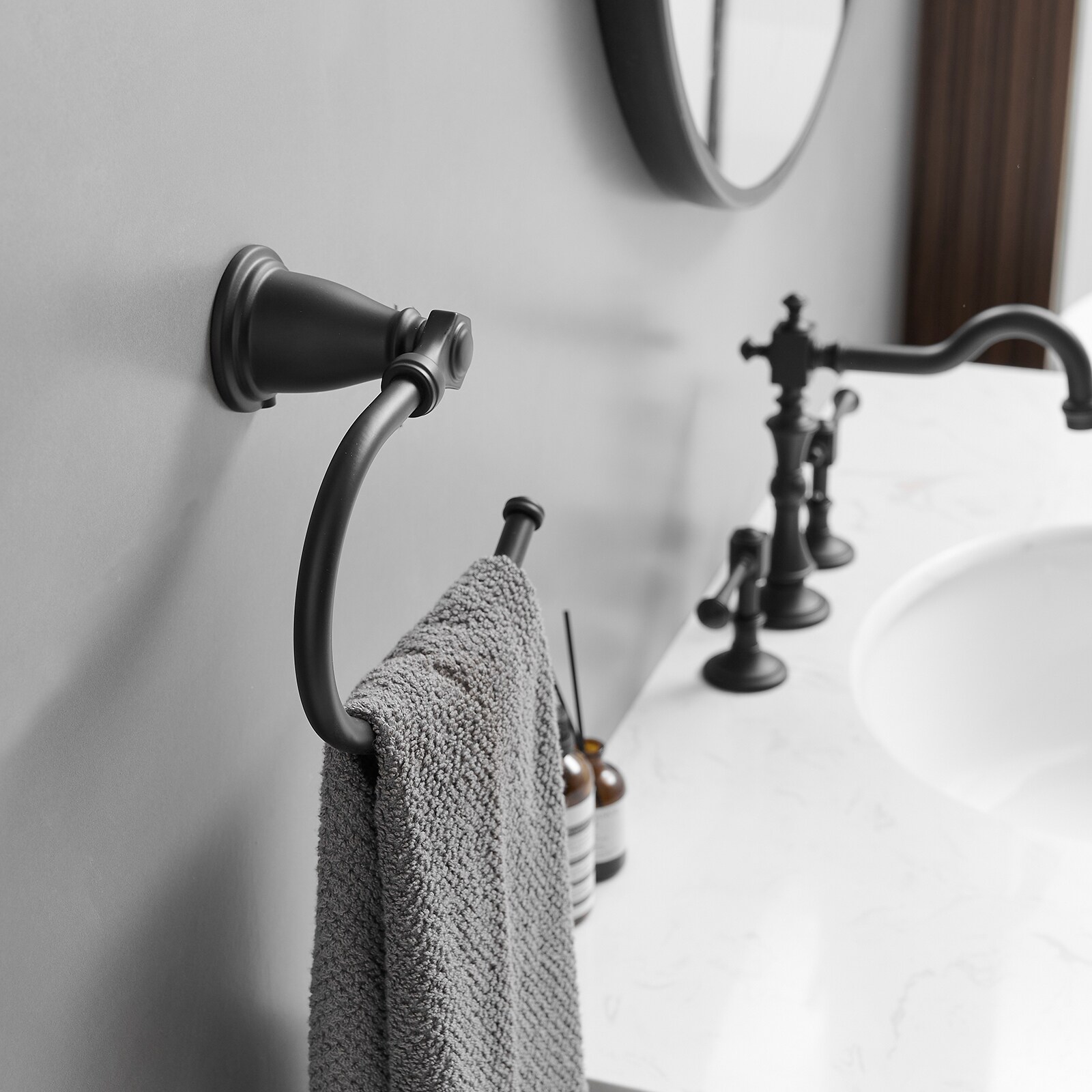 Juego de accesorios de baño decorativos en negro mate de 4 piezas: Barra de toallas, portarrollos, gancho de batas incluidos A-91066-B