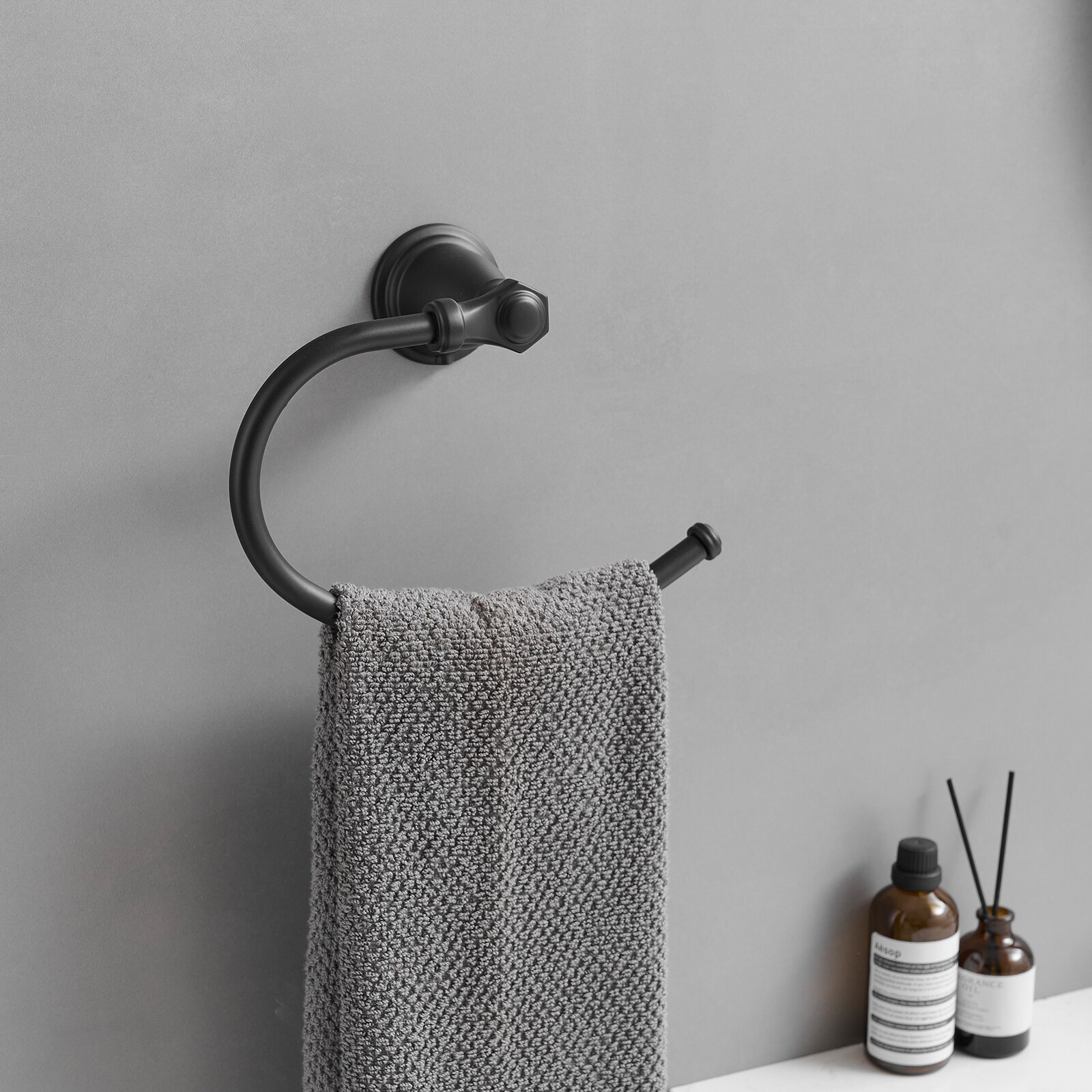 Juego de accesorios de baño decorativos en negro mate de 4 piezas: Barra de toallas, portarrollos, gancho de batas incluidos A-91066-B