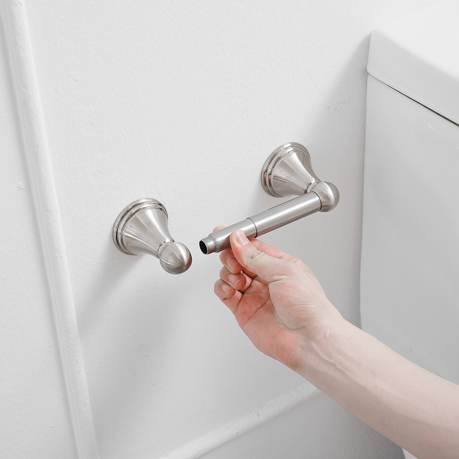 Juego de Accesorios Decorativos de Baño en Níquel Cepillado de 2 Piezas - Portarrollos de Papel Higiénico, Argolla para Toalla - Incluido R004-N-2