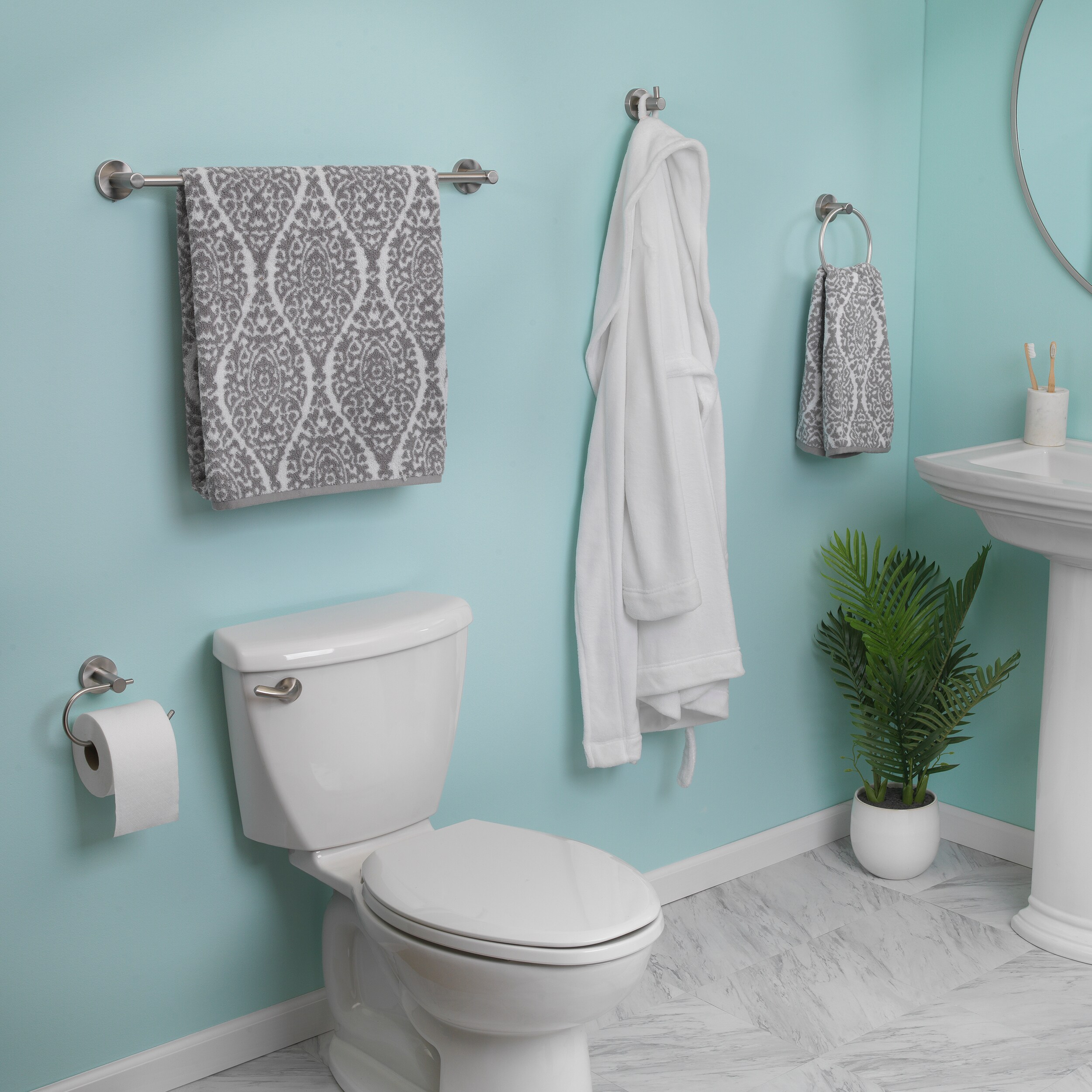 Juego de accesorios para baño en níquel cepillado gris de 4 piezas de Project Source - Incluye barra de toalla, portarrollos, argolla de toalla y gancho para batas