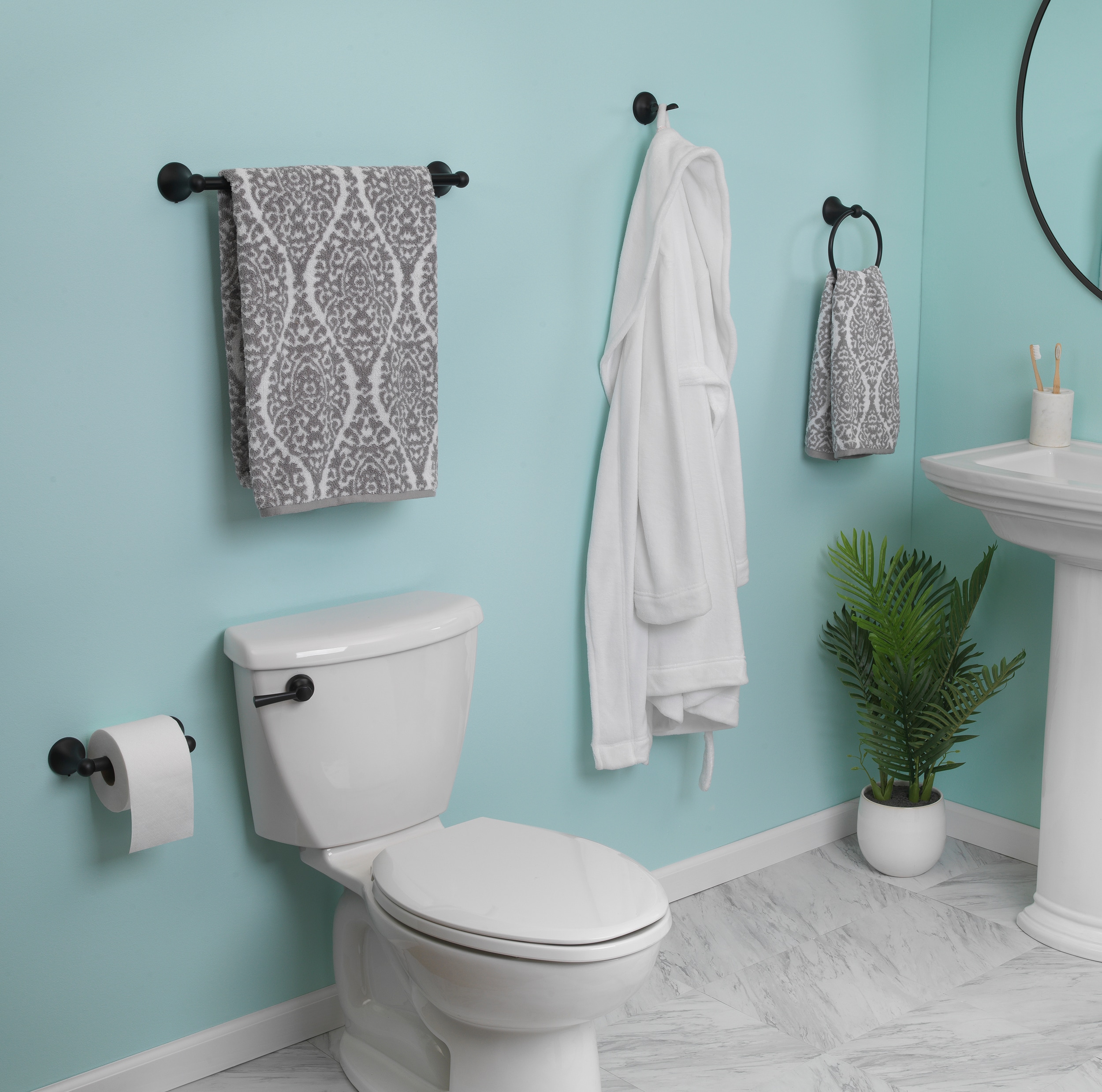 Juego de Accesorios para Baño Decorativo en Negro Mate de Madera Woodlawn de 4 Piezas - Incluye Barra de Toallas, Porta Papel de Baño, Anillo de Toallas y Gancho para Batas