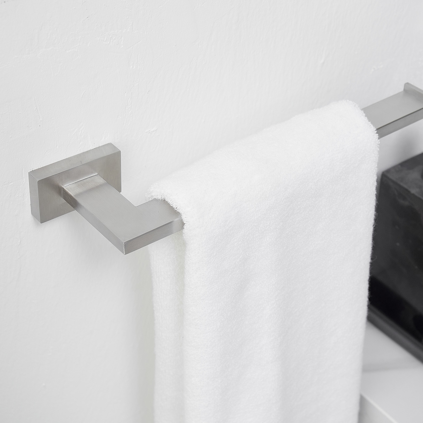 Juego de accesorios de baño decorativos de níquel cepillado de 4 piezas - Barra de toalla, portarrollos de papel higiénico, gancho para batas incluidos A-91014-S-N