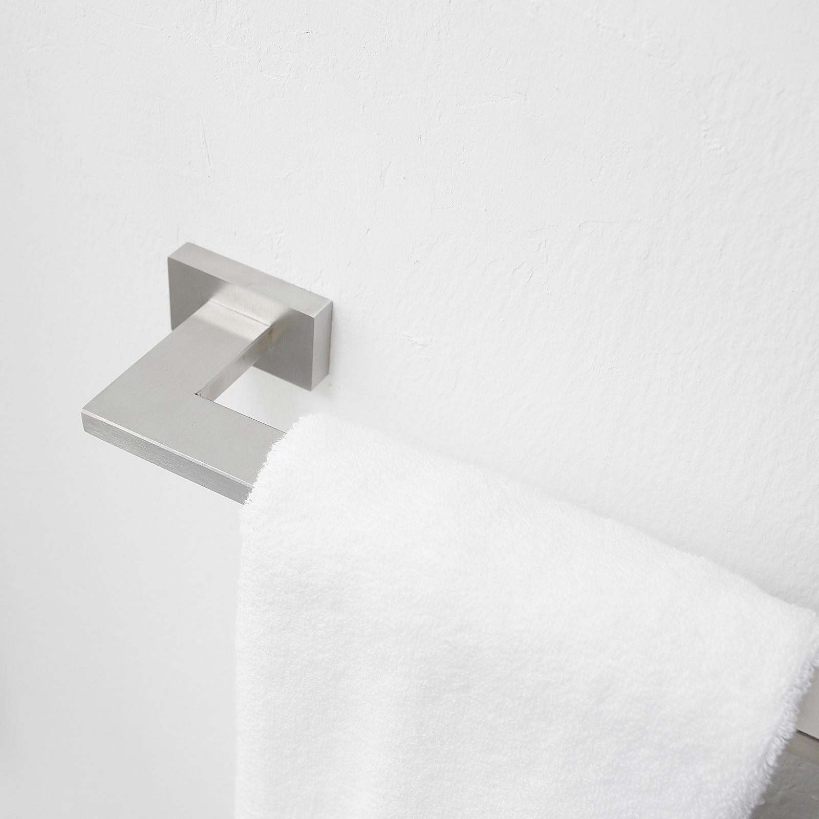 Juego de accesorios de baño decorativos de níquel cepillado de 4 piezas - Barra de toalla, portarrollos de papel higiénico, gancho para batas incluidos A-91014-S-N