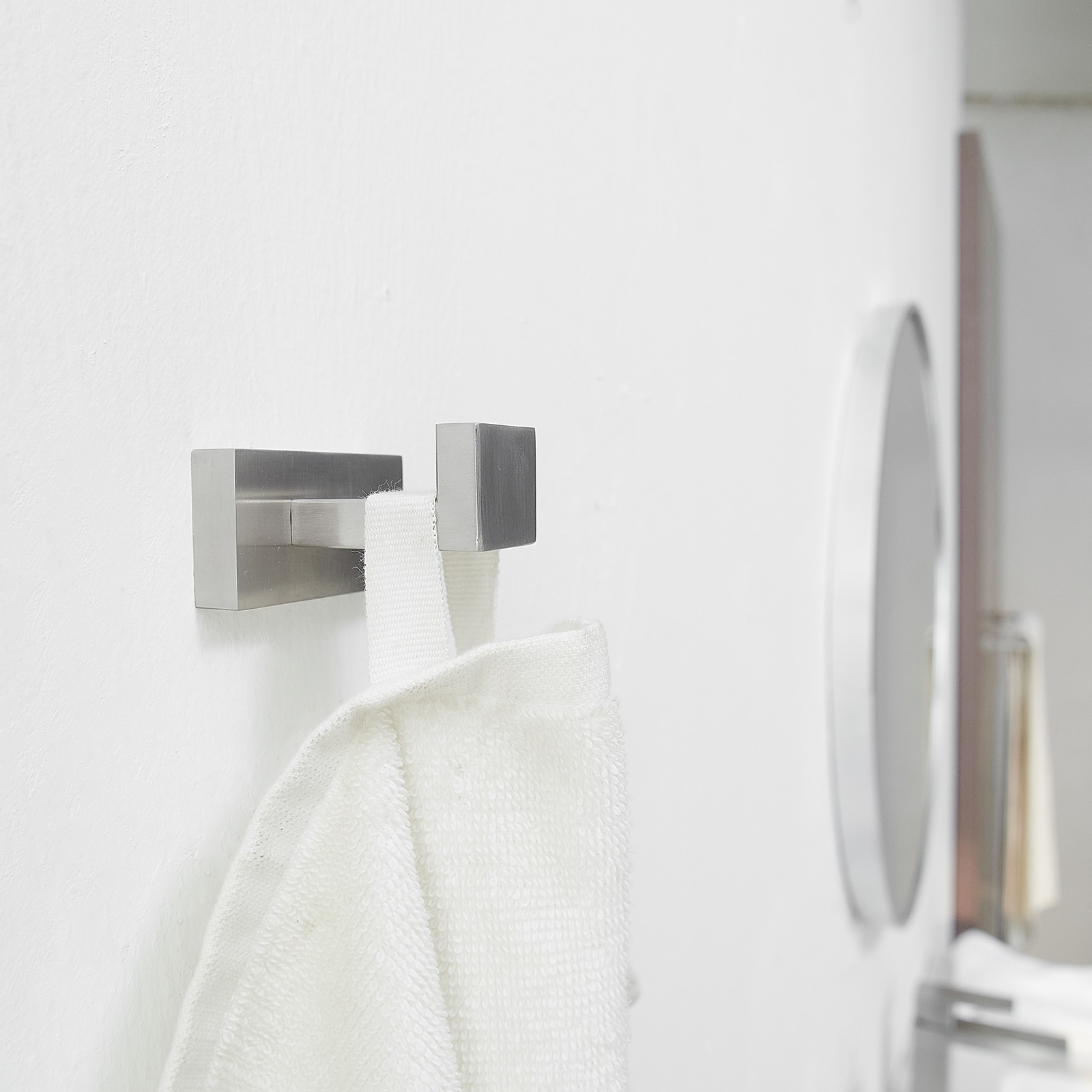 Juego de accesorios de baño decorativos de níquel cepillado de 4 piezas - Barra de toalla, portarrollos de papel higiénico, gancho para batas incluidos A-91014-S-N