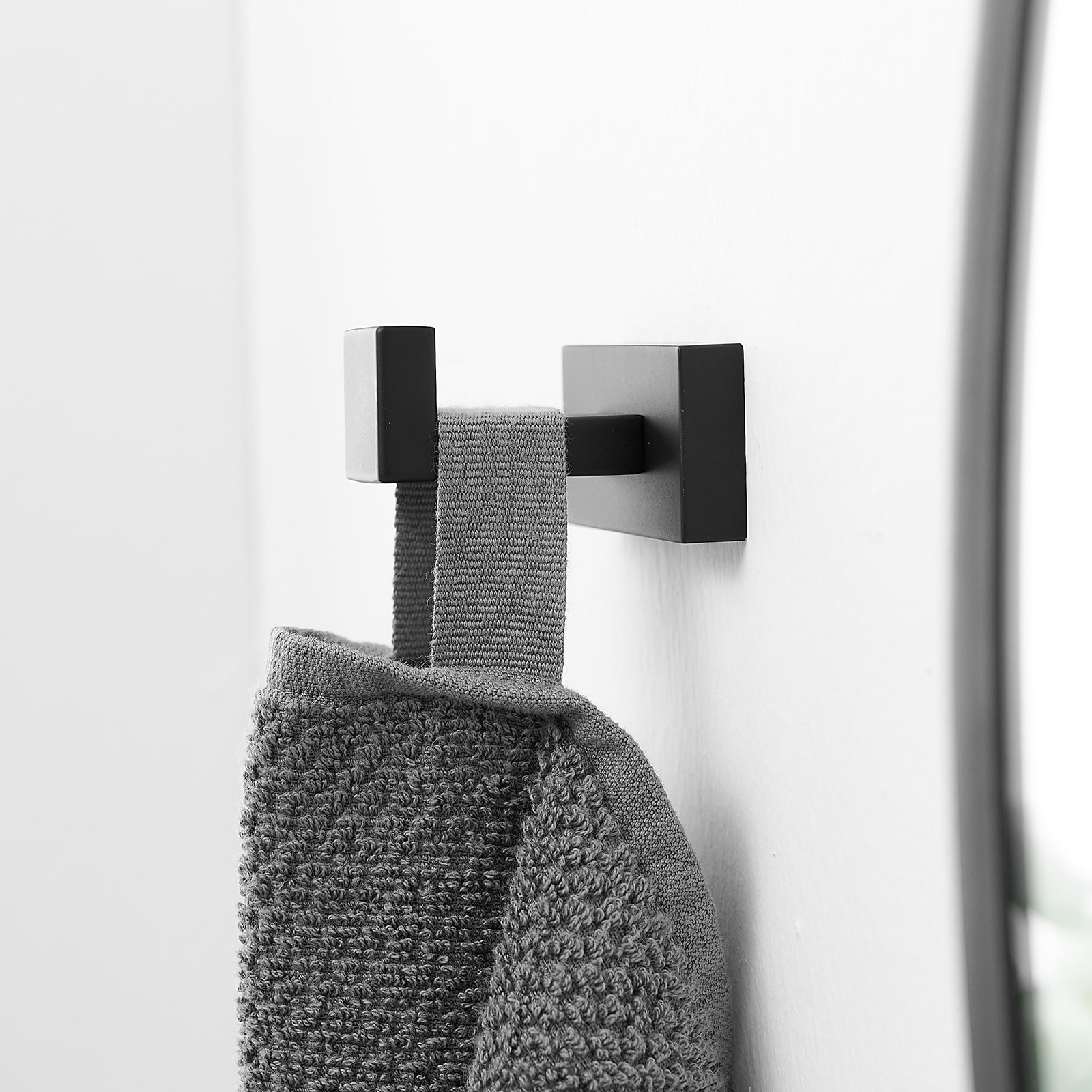 Juego de accesorios de baño decorativos en negro mate de 4 piezas, incluye barra de toallas, portarrollos y gancho para batas A-91014-S-B.