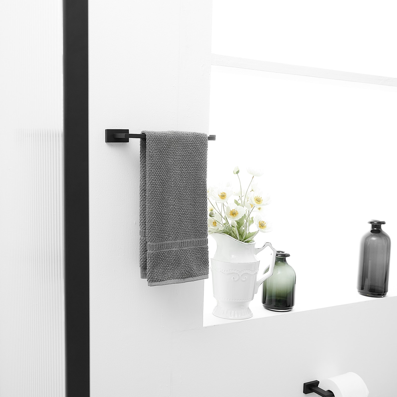 Juego de accesorios de baño decorativos en negro mate de 4 piezas, incluye barra de toallas, portarrollos y gancho para batas A-91014-S-B.