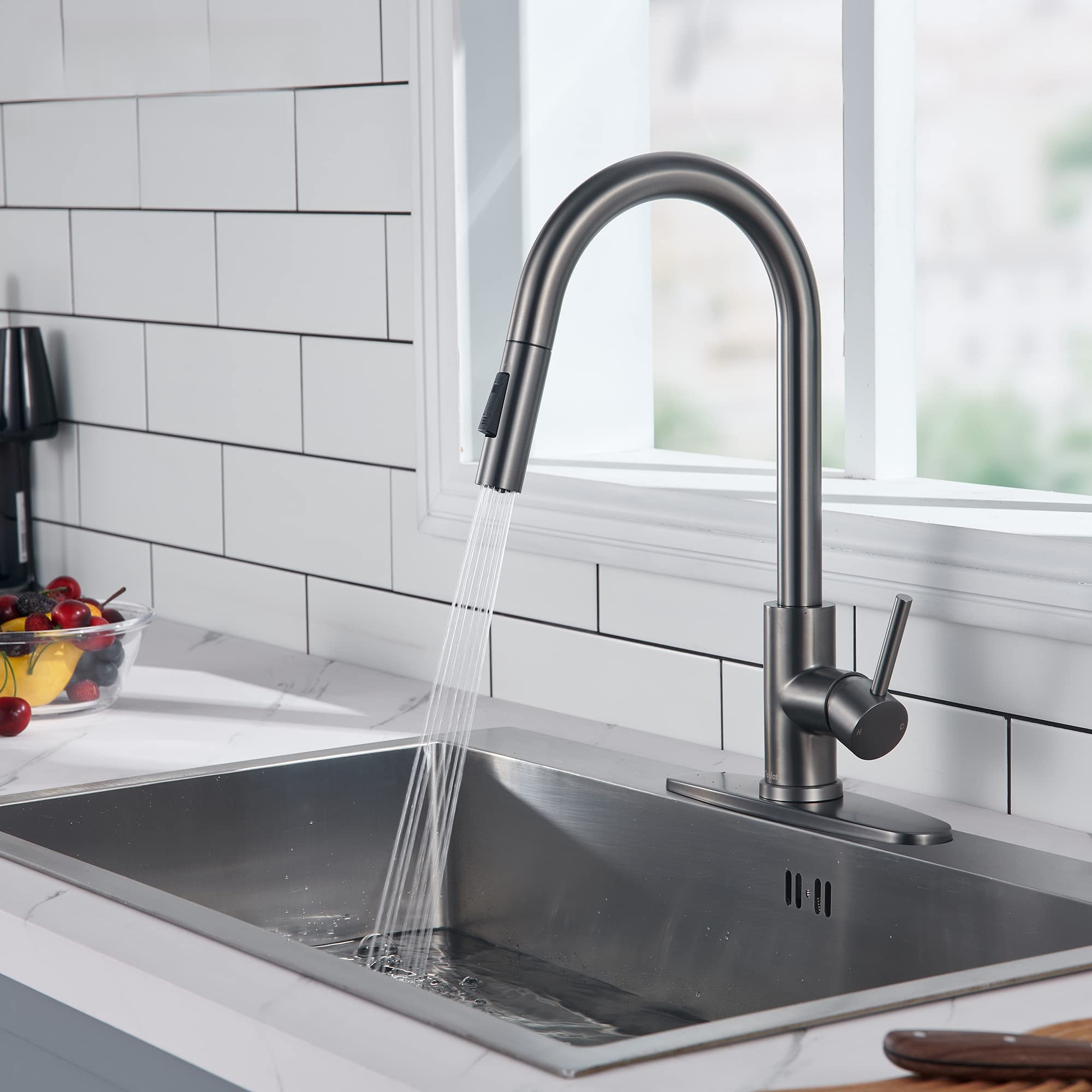 Juego de accesorios decorativos para baño en color gris de Sir Faucet, incluye porta papel higiénico.