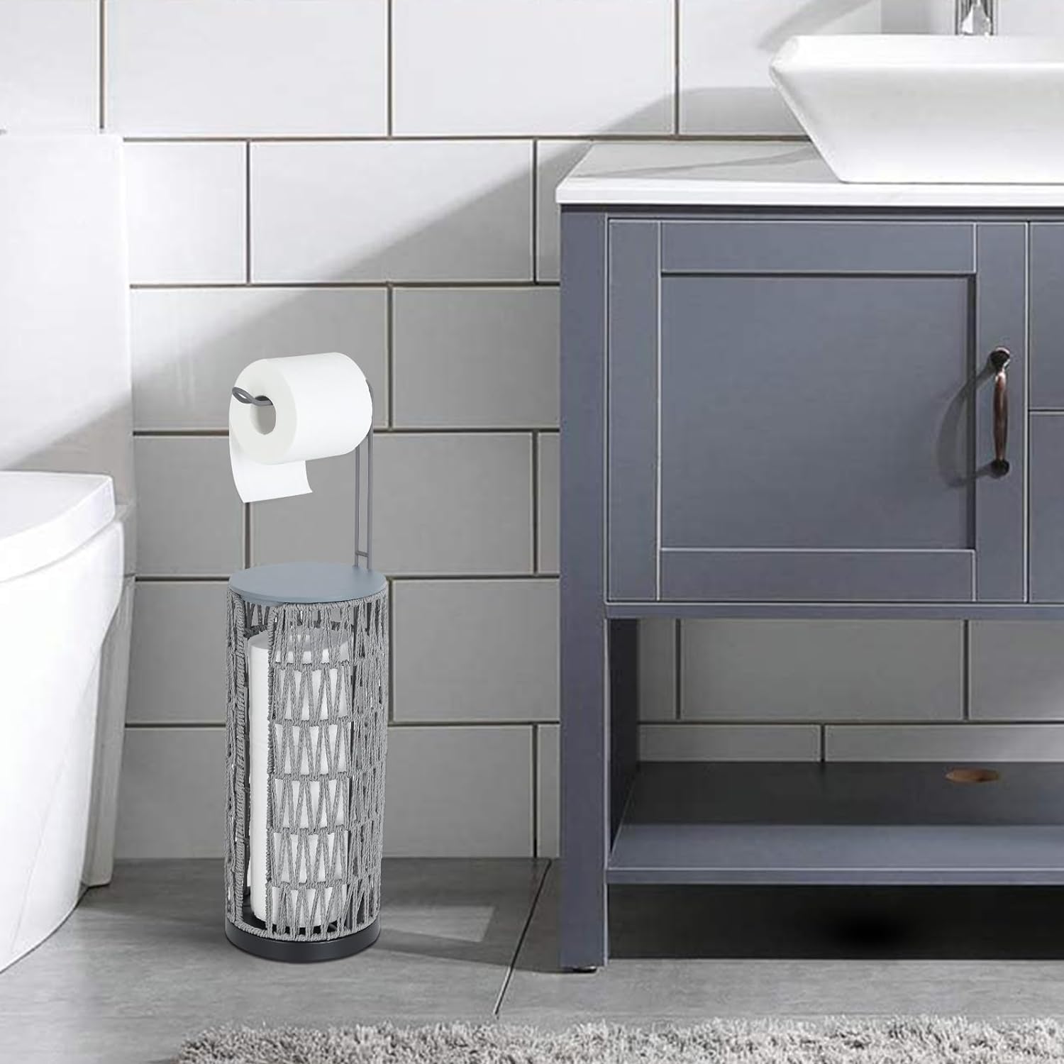 Juego de accesorios decorativos para baño en color gris de Sir Faucet, incluye porta papel higiénico.