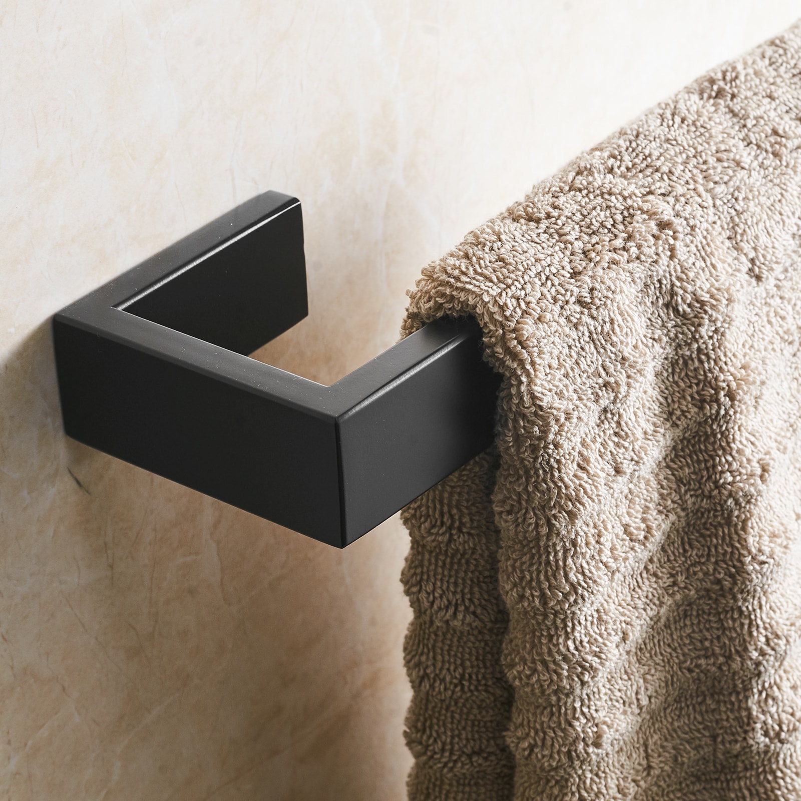 Set de accesorios decorativos para baño en negro de Sir Faucet: Barra para toallas incluida TOHLAR-034.