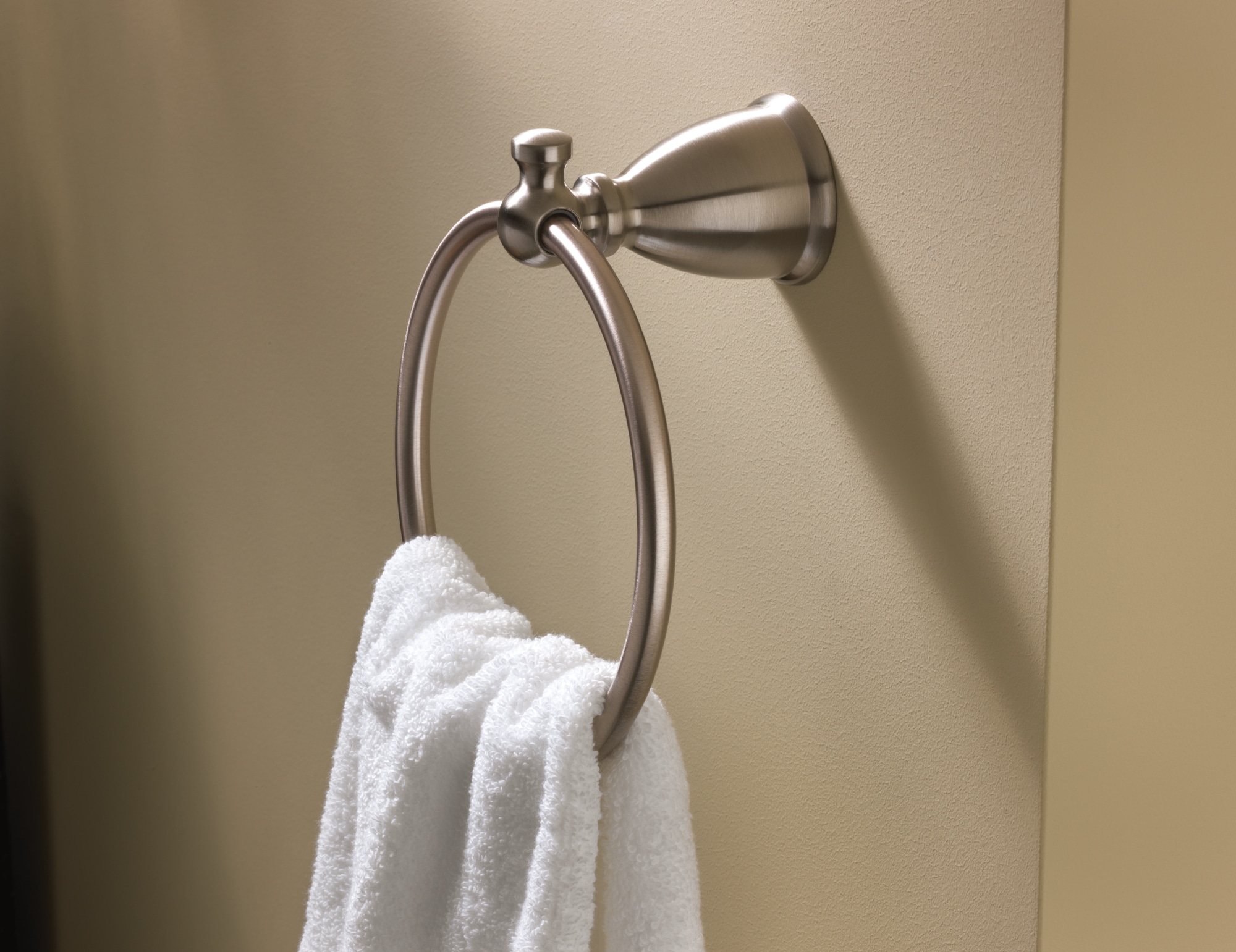 Juego de accesorios decorativos para baño en níquel cepillado de 3 piezas Moen Caldwell: Barra para toallas, porta papel higiénico y gancho para toallas, incluidos Y3193BN