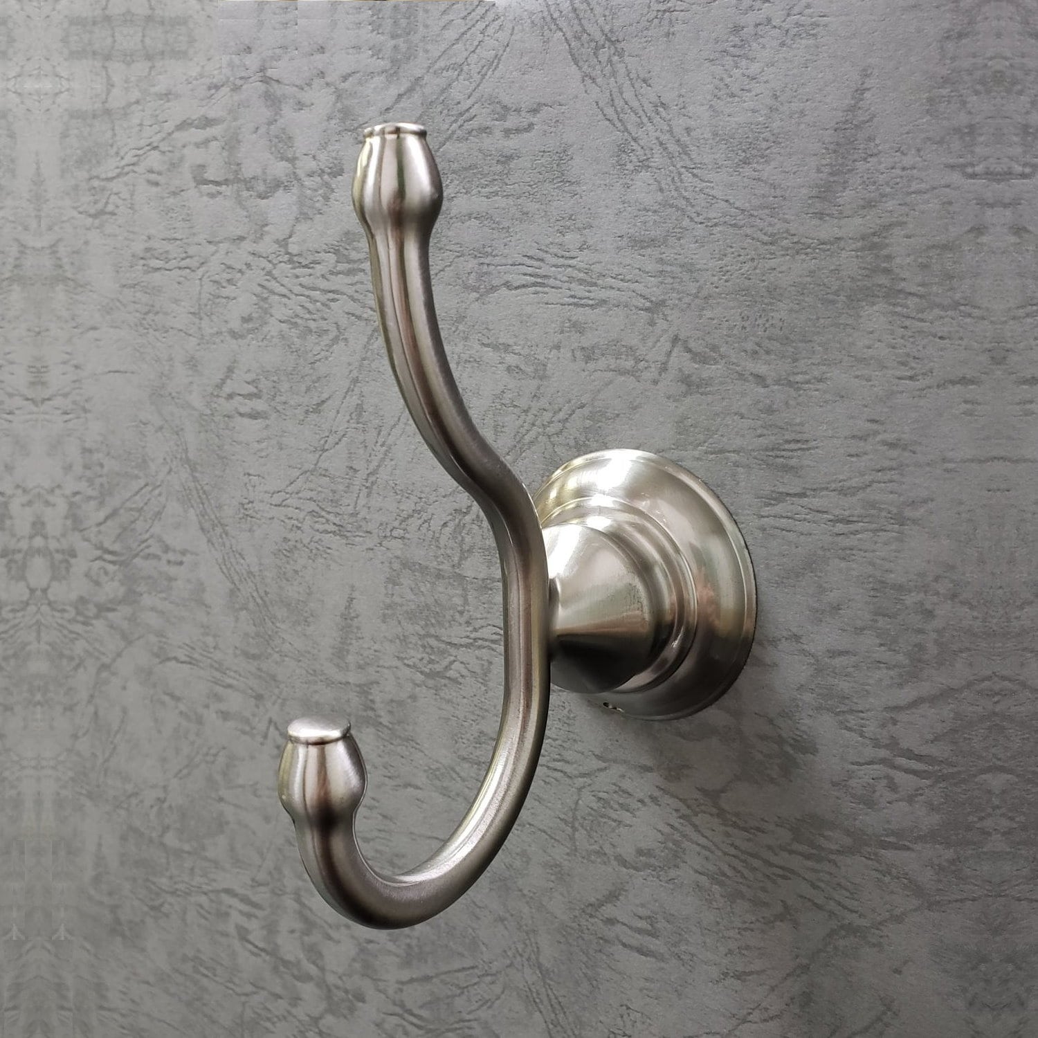Gancho doble de montaje en pared en níquel cepillado Highlander ARISTA BA3502-RHKJ-BN