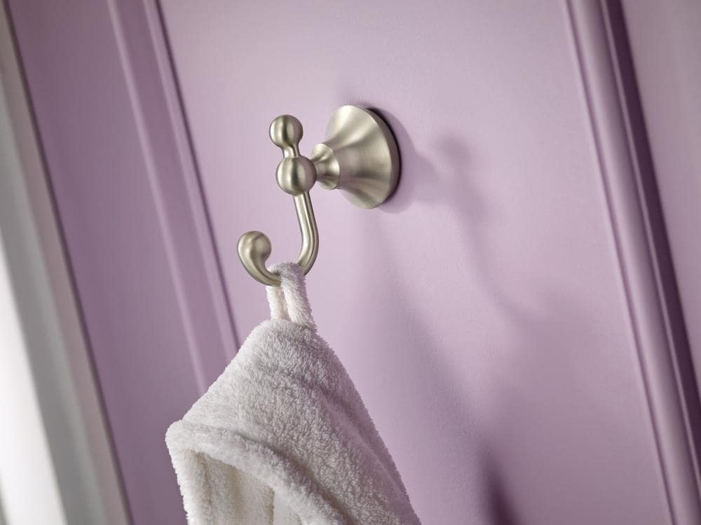 Percha para toallas de pared con gancho único de níquel cepillado Moen Wynford