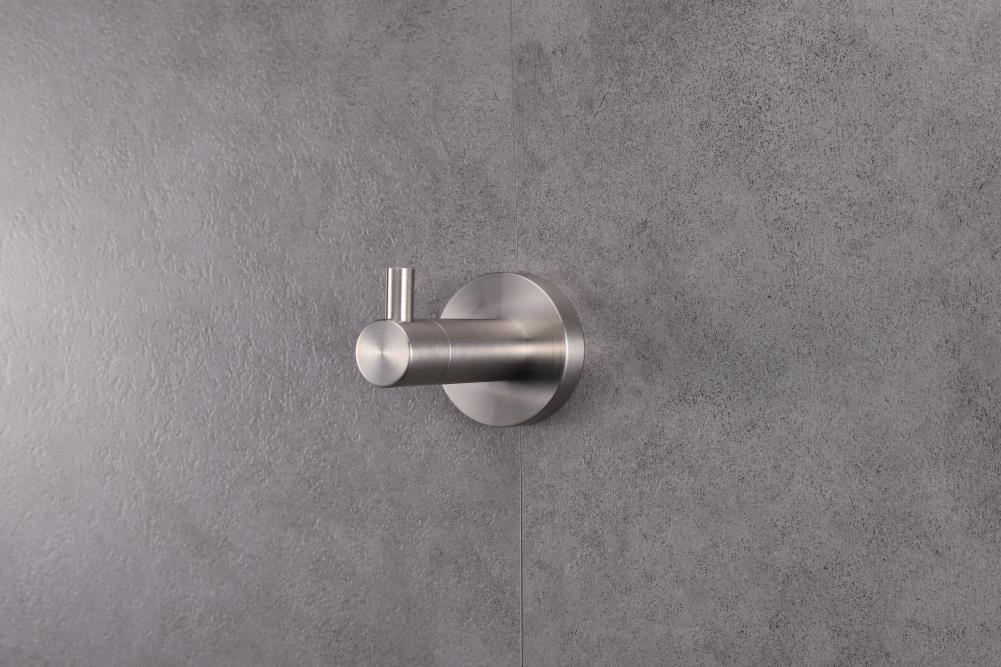 Colgador de toalla de pared individual en níquel satinado Lexora Bagno Nera