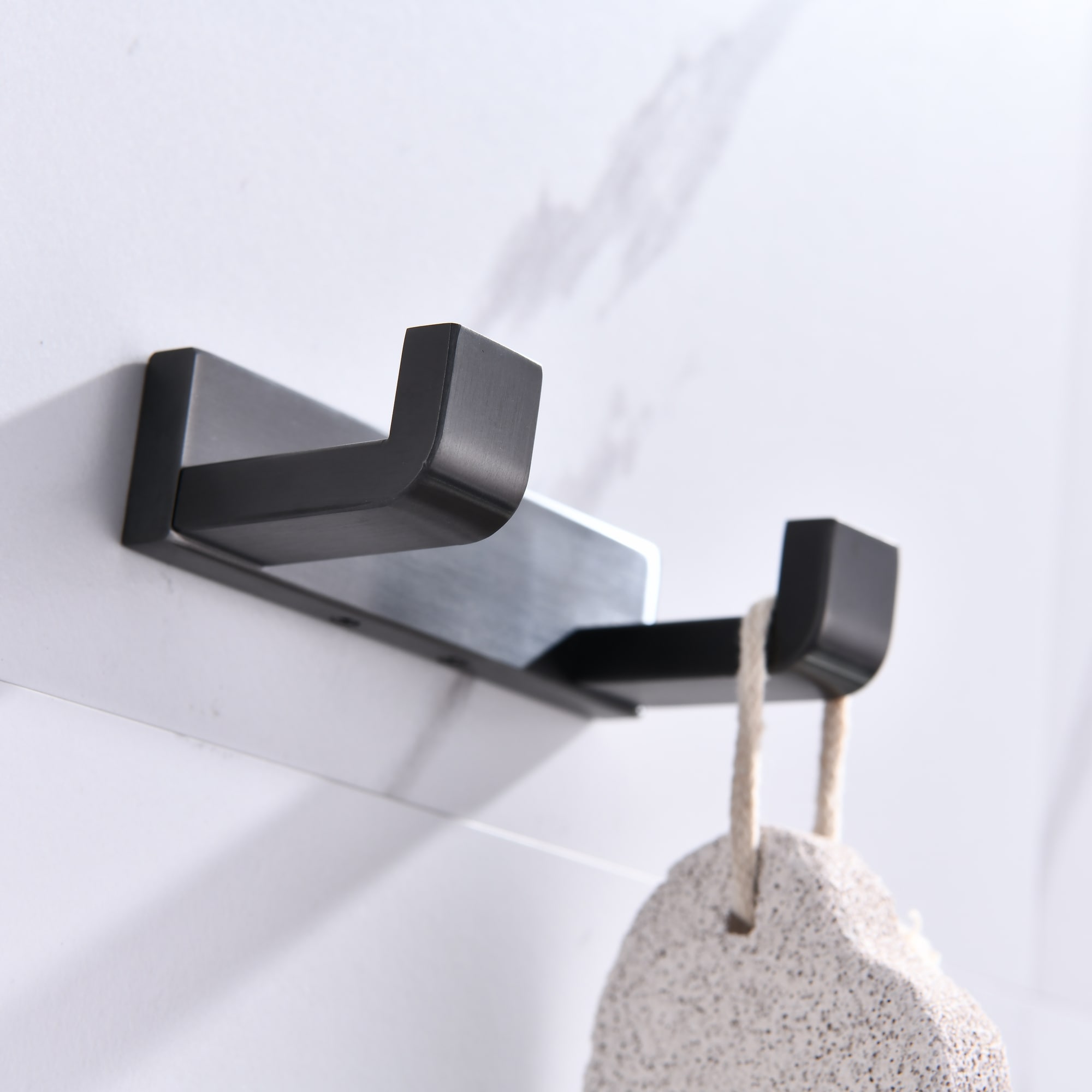 Gancho Doble de Montaje en Pared en Gris Metálico para Toallas Lexora Bagno Bianca