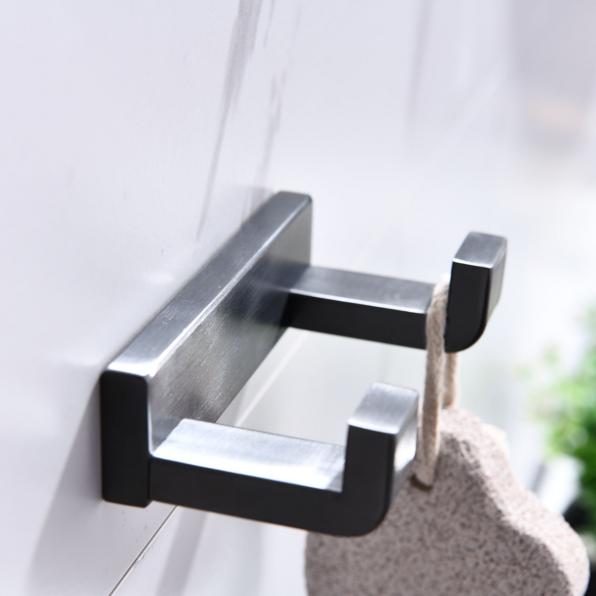 Gancho Doble de Montaje en Pared en Gris Metálico para Toallas Lexora Bagno Bianca