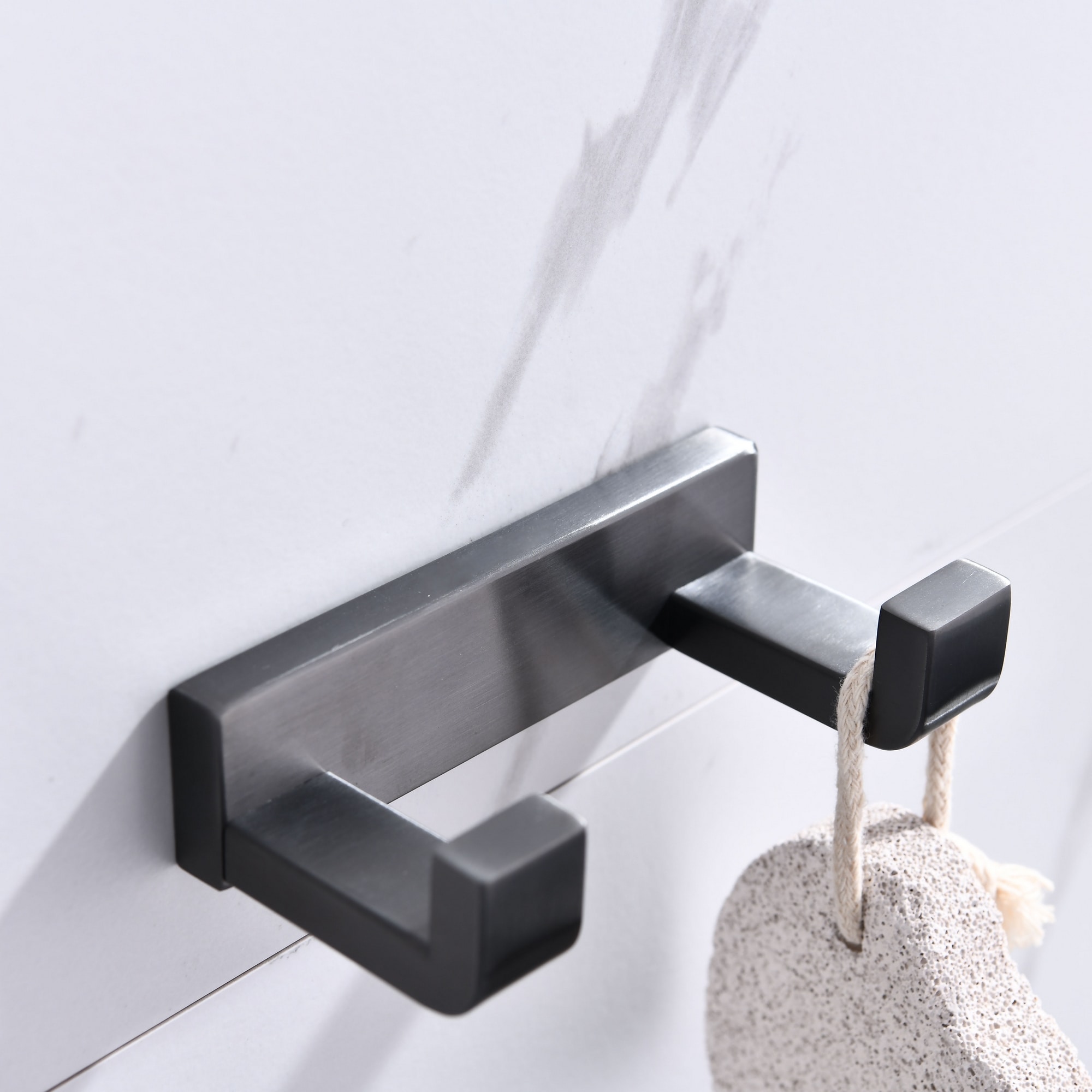 Gancho Doble de Montaje en Pared en Gris Metálico para Toallas Lexora Bagno Bianca