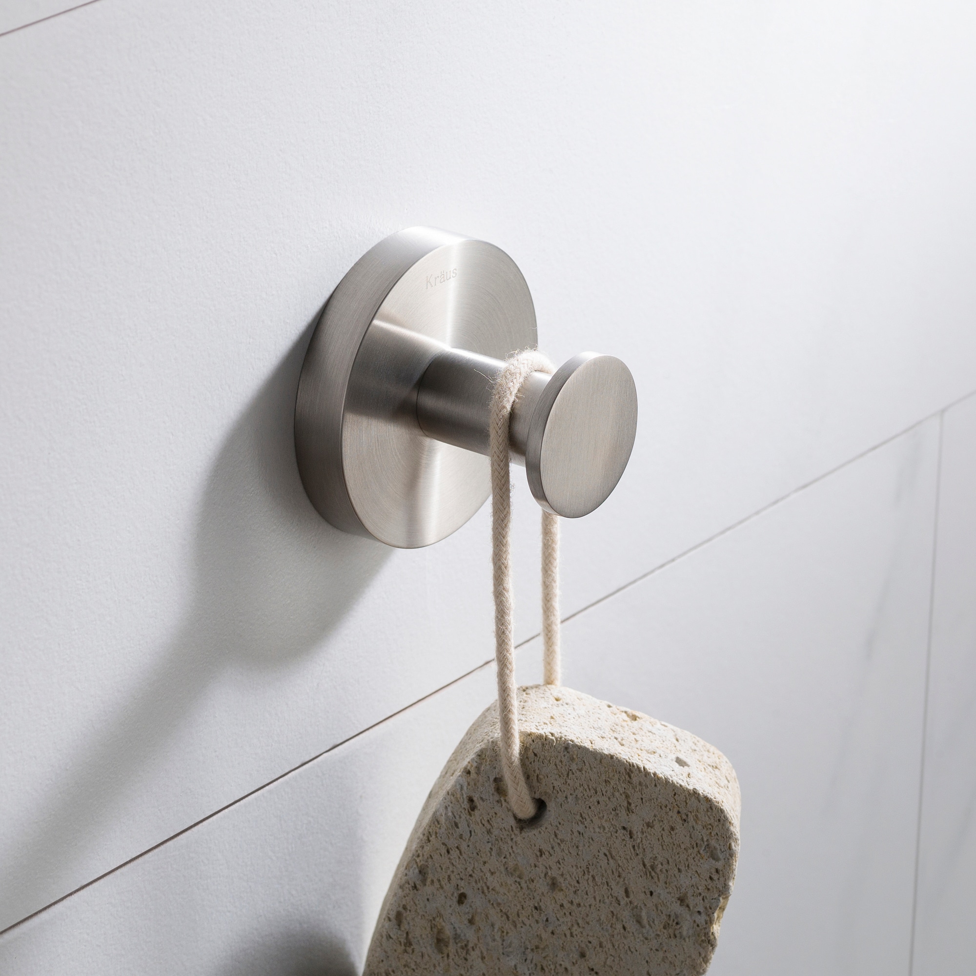 Percha para toallas de montaje en pared de níquel cepillado Kraus Elie - Gancho único KEA-18801BN
