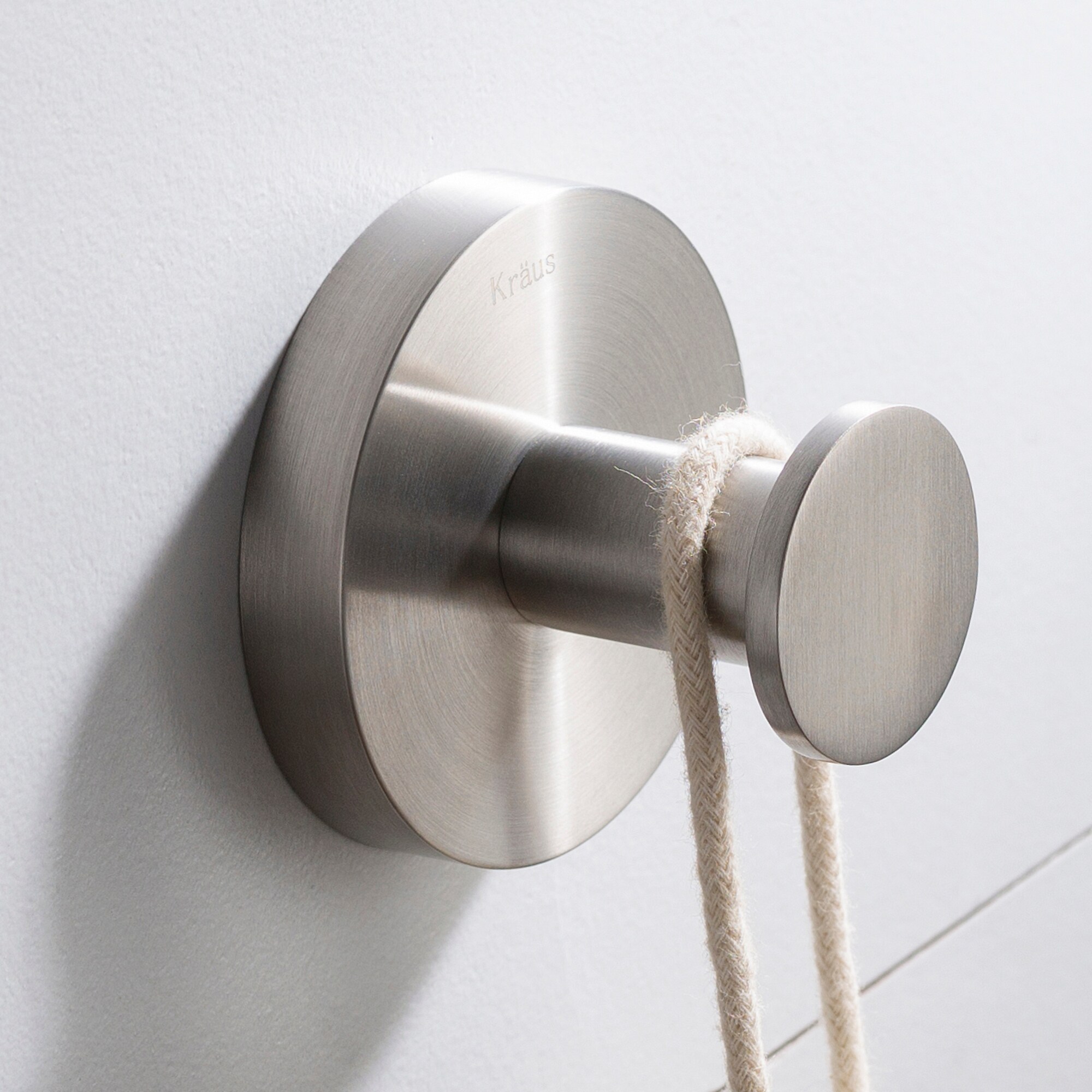 Percha para toallas de montaje en pared de níquel cepillado Kraus Elie - Gancho único KEA-18801BN