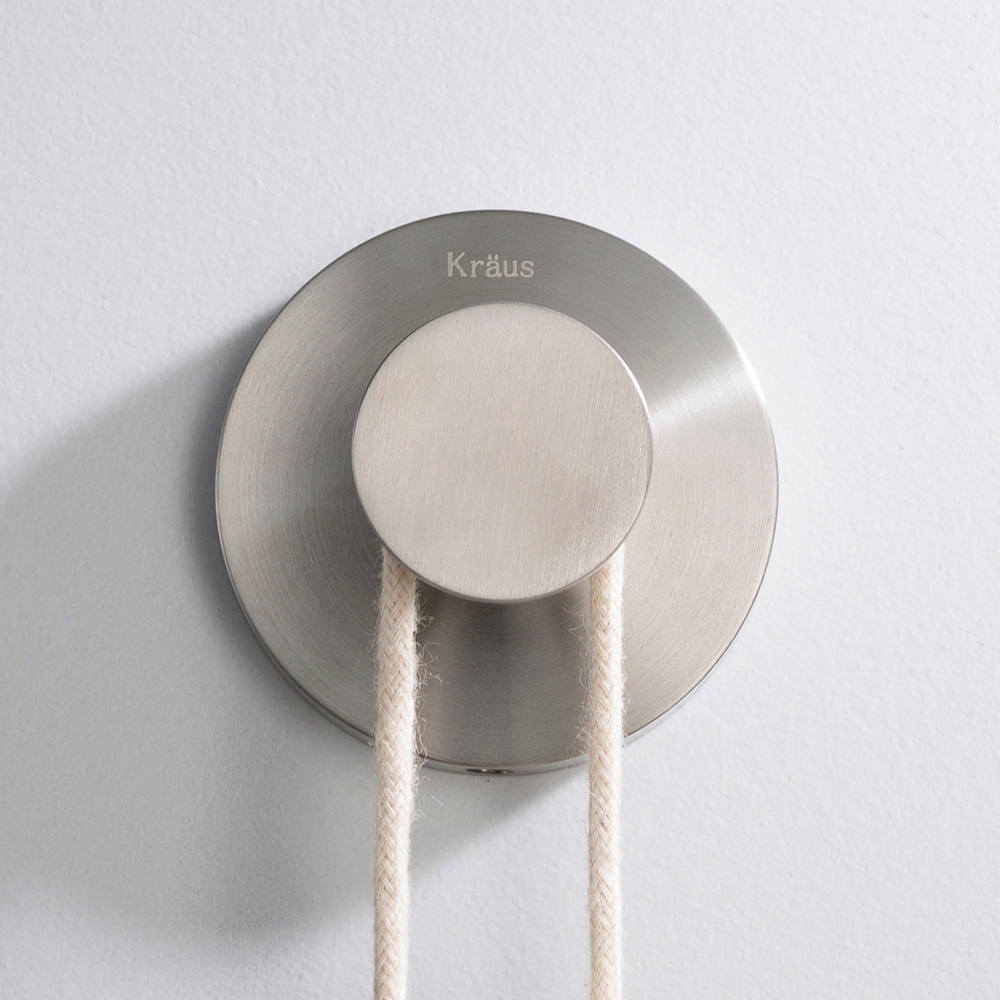 Percha para toallas de montaje en pared de níquel cepillado Kraus Elie - Gancho único KEA-18801BN