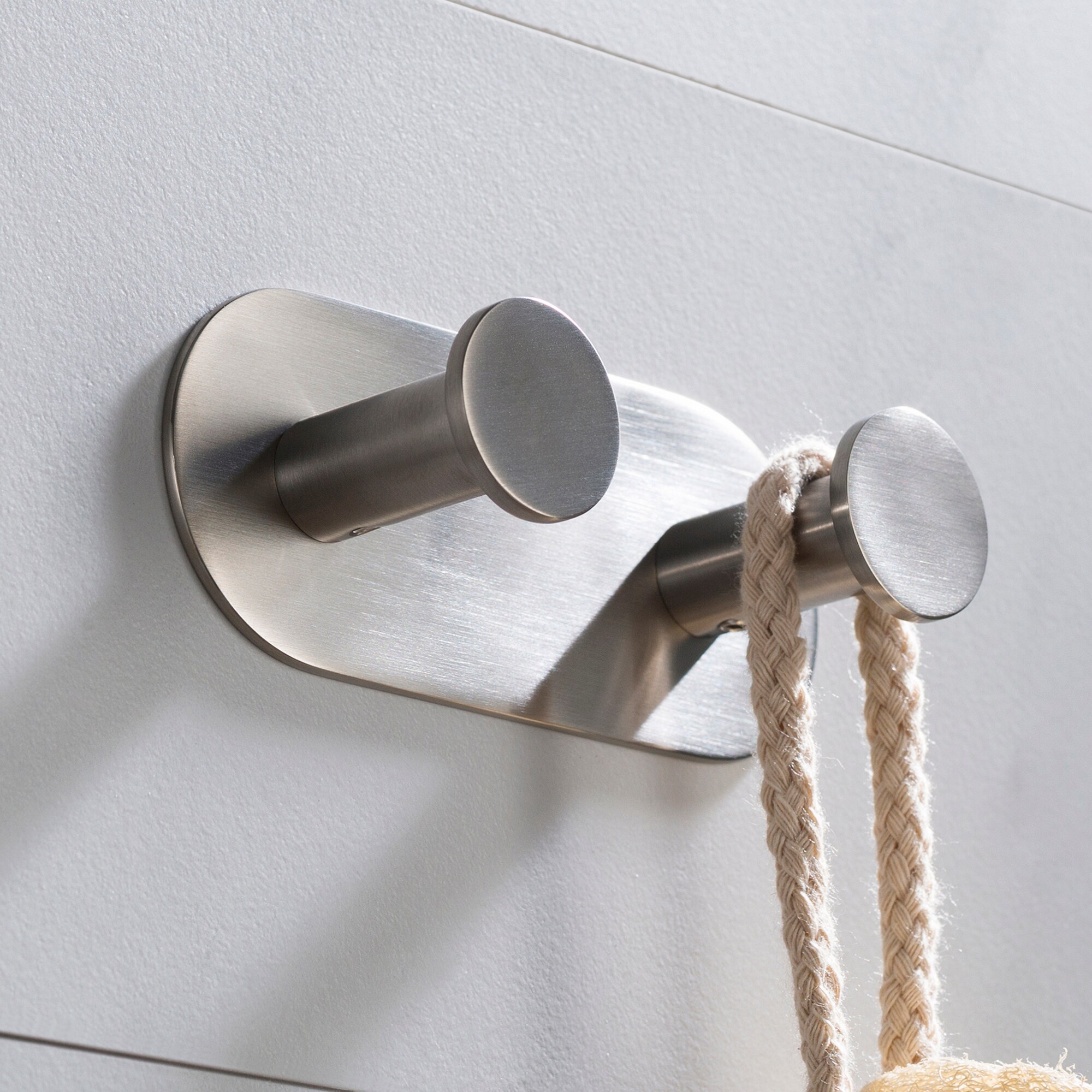 Percha doble de montaje en pared en níquel cepillado Kraus Elie