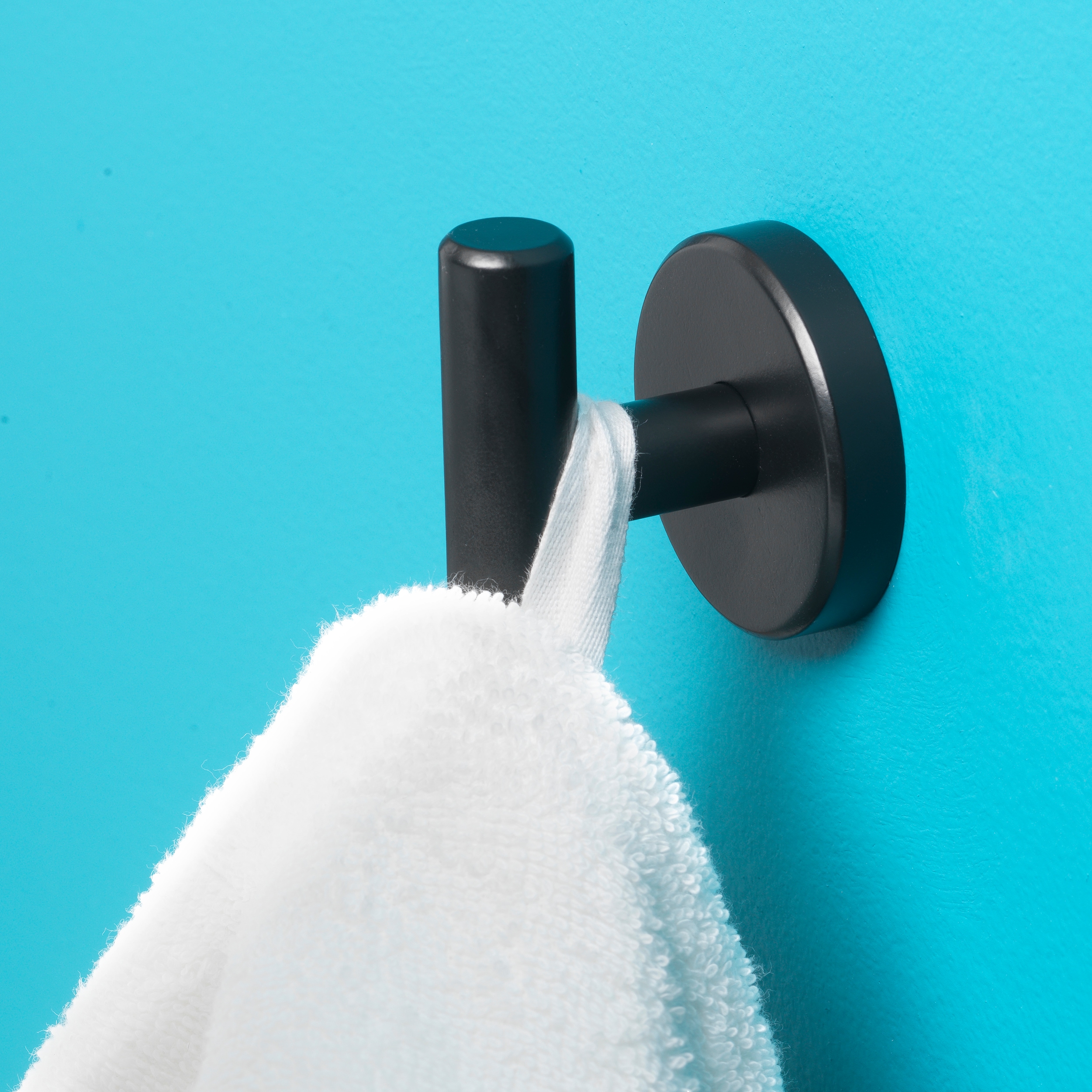 Colgador de toalla de pared allen + roth Harlow en negro mate con un solo gancho.