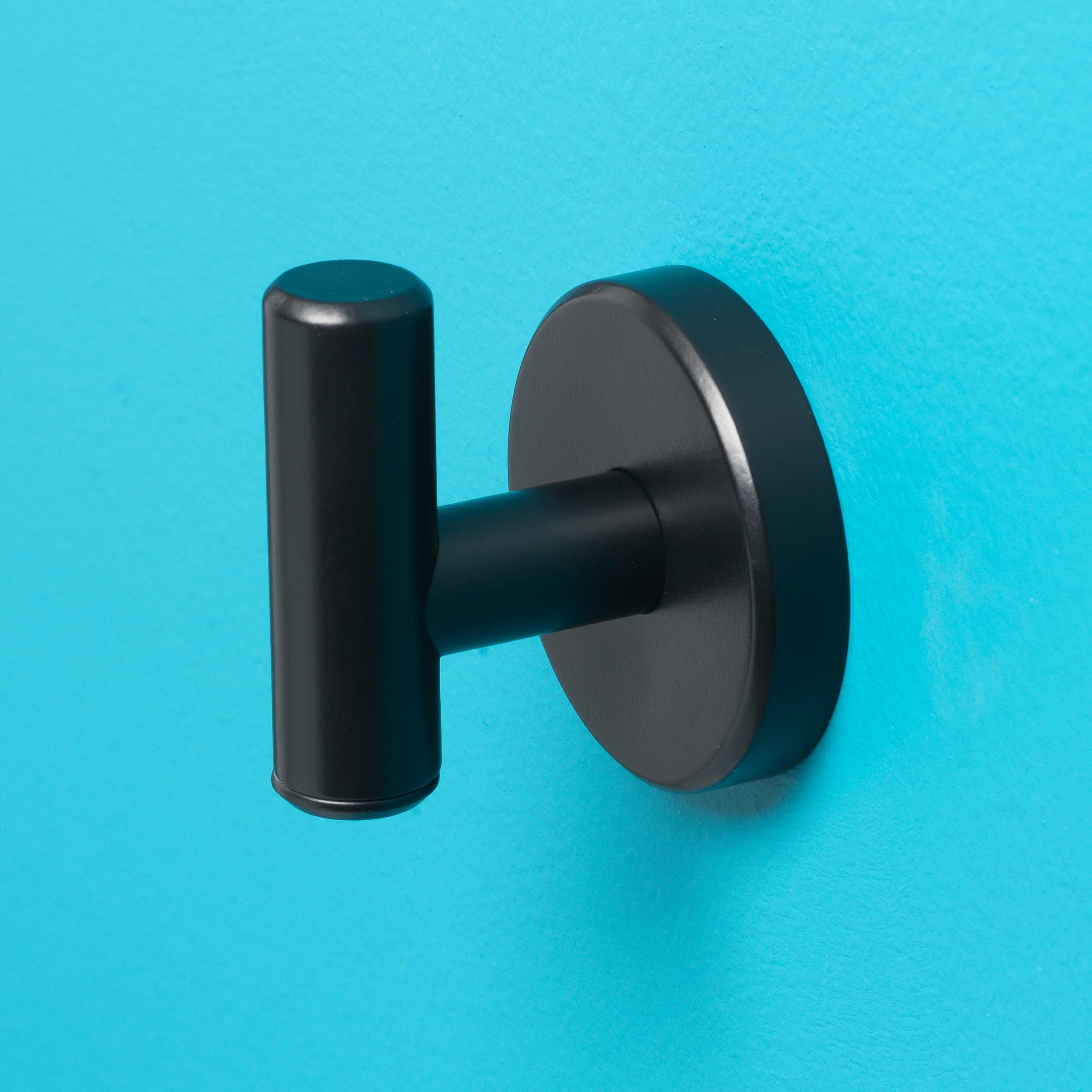 Colgador de toalla de pared allen + roth Harlow en negro mate con un solo gancho.