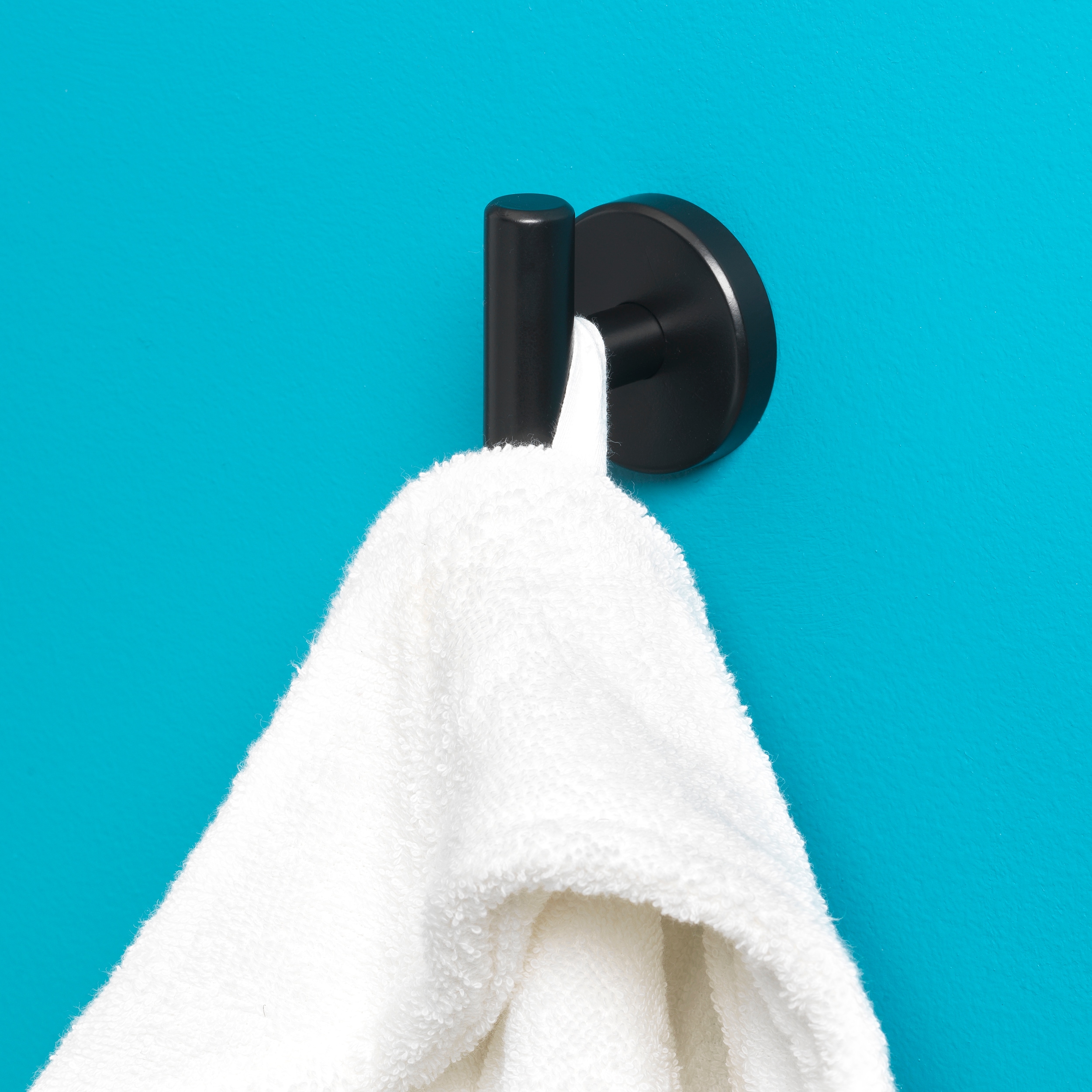 Colgador de toalla de pared allen + roth Harlow en negro mate con un solo gancho.