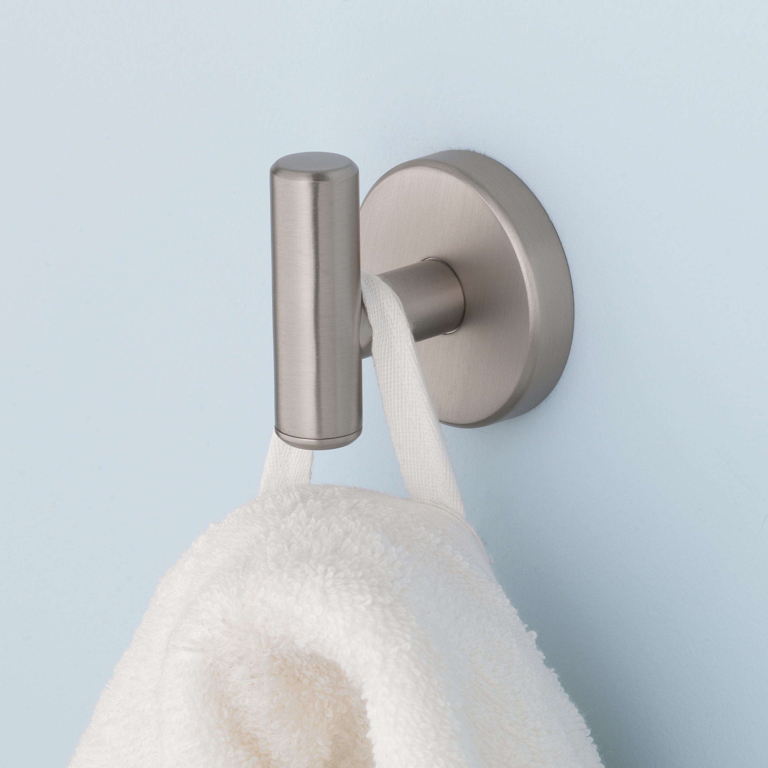 Percha para toalla de pared de un solo gancho en níquel cepillado Harlow de allen + roth