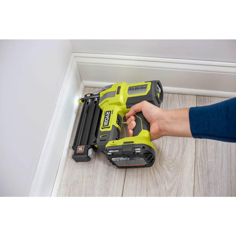 RYOBI ONE+ 18V 18-Gauge Clavadora de Brad AirStrike inalámbrica Kit con batería de 2.0 Ah y cargador - P321K2