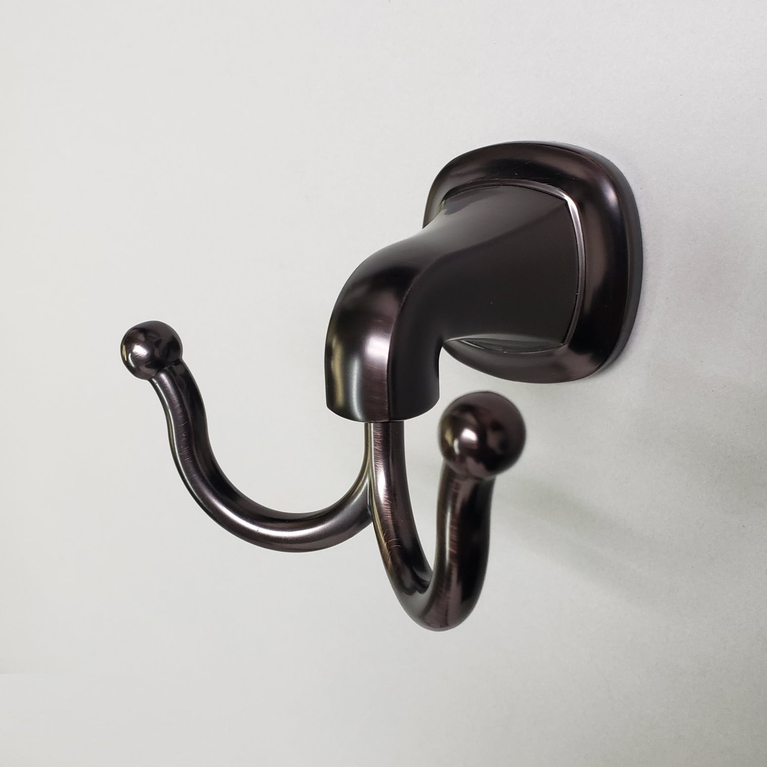 Gancho doble para toalla en acabado aceite frotado bronce montaje en pared ARISTA Belding BA5703-RHKDJ-ORB