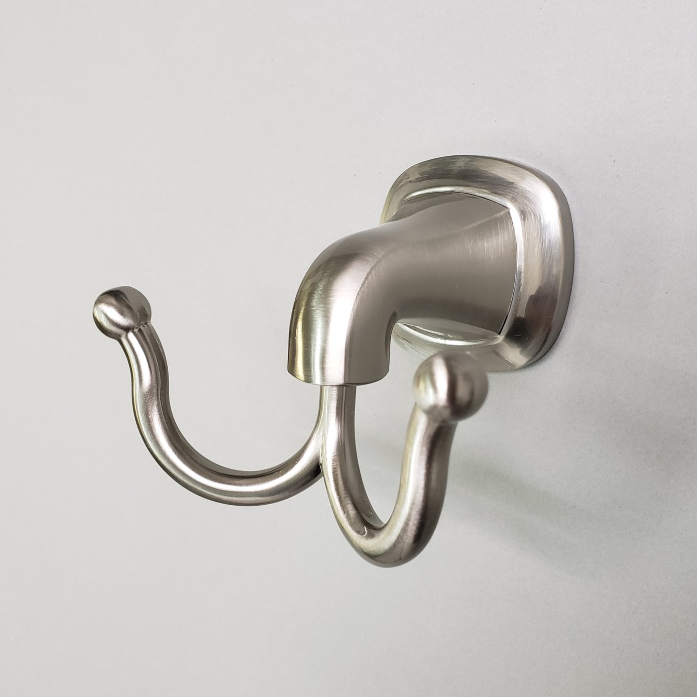 Doble gancho para toallas de montaje en pared en niquel satinado ARISTA Belding