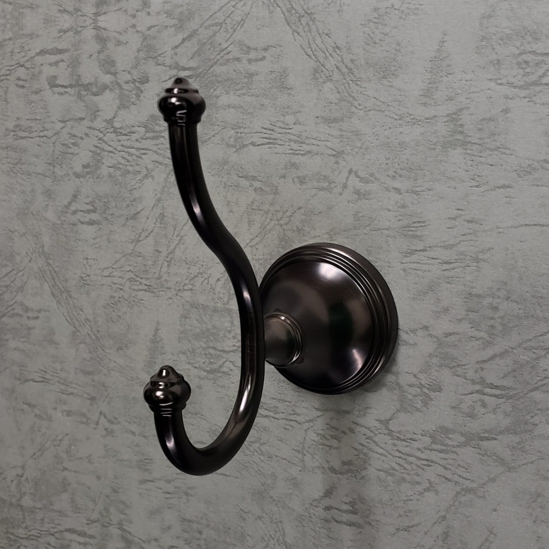 Gancho para toalla de montaje en pared doble en bronce aceitado Annchester de ARISTA